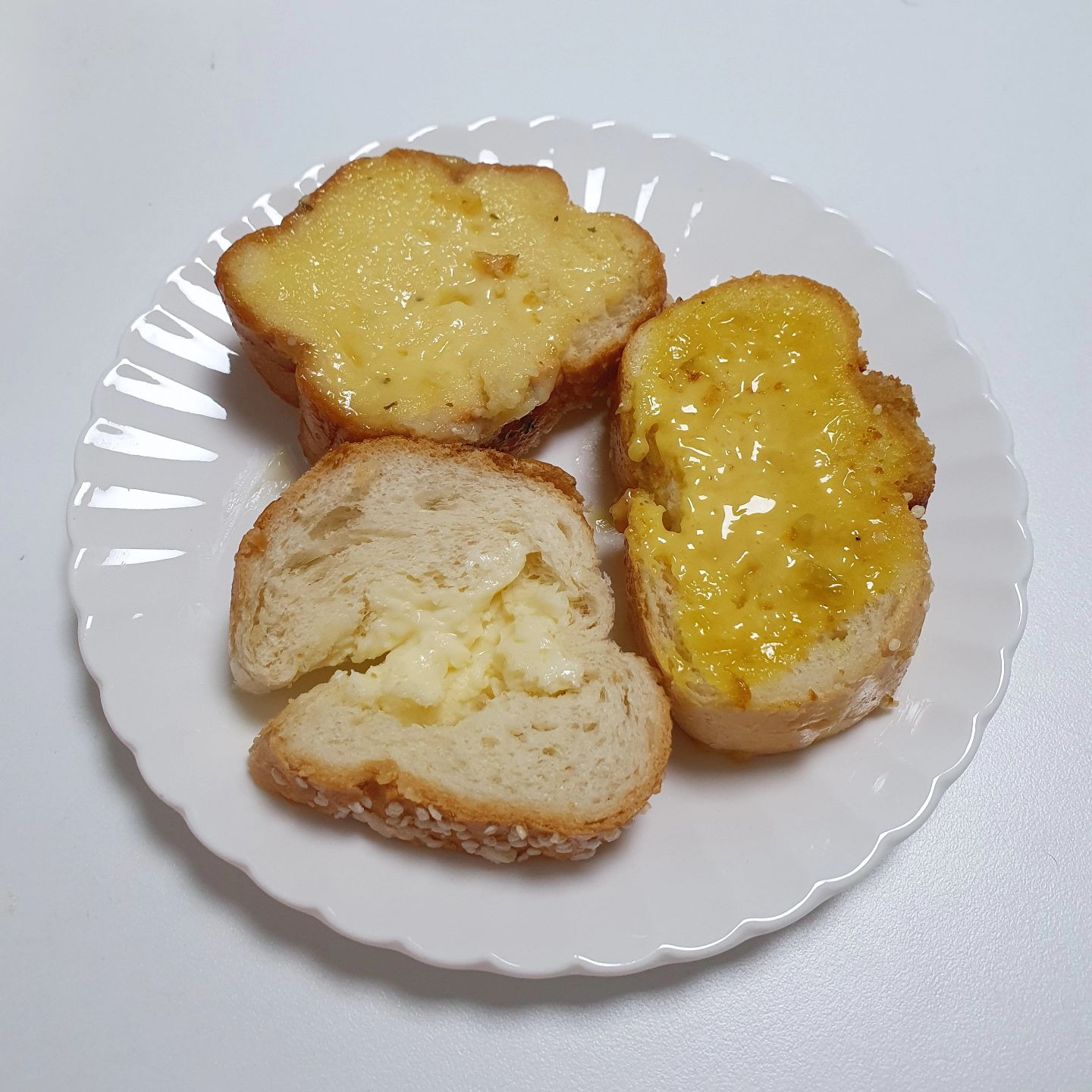 제가 빵 좋아하는건 다들 아시죠?ㅎ
목포 원조 빵맛집 이자 전국5대빵집으로 유명한 코롬방제과점!!
현지인 뿐만 아니라 관광객 분들에게도 정말 인기있는곳이죠~
코롬방제과점은 1층은 베이커리로 운영중인데요~ 빵  구입뿐만 아니라 커피, 음료도 함께 드실 수 있구요~ 2층은 손님들이 이용할 수 있는 카페로 테이블을 마련해서 운영중이에요~
저는 택배로 배송받아 먹어보았는데요~~
방부제나 첨가제가 들어있지 않아서 빠르게 먹는게 좋아요!
그래서 저는 택배 받자마자 바로 먹어주었죠~
넘 맛있어서 다 먹었음 ㅋㅋ
오래 보관하시려면 냉동보관 하시는게 좋고 드시기전엔 자연 해동 해서 드시는게 젤루 맛있어요~
새우바게트나 마늘바게트는 드시기전에 전자레인지에 약 30초 정도 데워서 드시면 꿀맛!
1949년부터 자리를 다른 곳으로 옮기지 않고 그대로 한자리에서 70년 이상 운영중인 목포에서 제일 유명한 빵집!!
빵지순례 오는곳으로 유명한 만큼 정말 맛있는 빵을 드실 수 있는곳이에요~~ㅎ
코롬방제과점이 원조이자 전국 5대빵집이라는 사실은 여전히 변함이 없고~ 여전히 맛있는곳이에요!ㅎ
바게트 3종은 개별 비닐포장 되어 있어서 선물하기도 좋아요~~
선물용으로도 딱 좋아서 목포 여행 가시면 꼭 사와야되는 기념품이에요~ㅎ
시그니처 메뉴 바게트 3종(크림치즈, 리얼새우, 달콤마늘)
3가지 맛 다 넘넘 맛있어서~ 하나만 선택하기가 어렵쥬~
맛있는 음료랑 함께 드시면 더 꿀맛!
택배로 받아서 드셔보실 수도 있지만~ 목포 가시면 진짜 꼭 가보셔야되는곳이에요!

#전국5대빵집#코롬방#코롬방제과#코롬방제과점#새우바게트#크림치즈바게트#목포빵투어#목포유명빵집#목포디저트#목포여행코스#목포가볼만한곳#마늘바게트#목포새우바게트#목포빵지순례#목포빵집#목포역빵집#목포빵맛집#목포빵#목포핫플 #목포맛집#목포역맛집