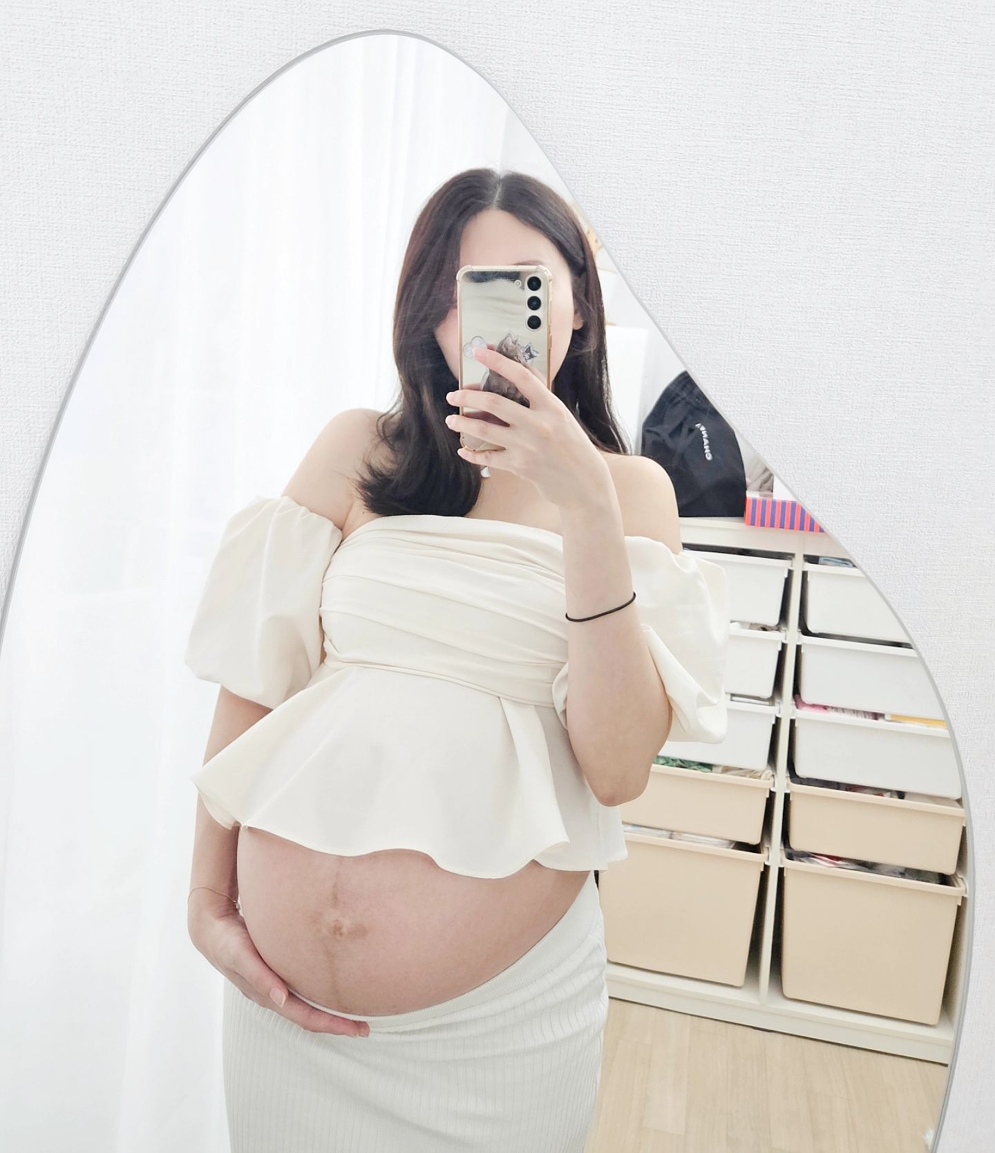 🤰🏻37주 임신 10개월 .ᐟ
구슬동자, 눈사람, 펭귄 등등 별명이 많아진 임산부🙃
남들보다 배가 많이 나와서 보는사람마다 배가 왜케 커?
라고 하지만... 저도 몰라요!! 왜 큰지 !!!!!
의사쌤 말로는 양수가 많고 애기도 크다고 하고
그밖에 원래 복부에 지방도 많았음 🤔
그니깐 그만 물어보긔 ...
임신초반부터 지겹도록 들어서 진짜 지겹다 ㅋㅋㅋ
많이 나온것에 비해 딱히 무겁지도 않고
잘만 돌아다니고 애기도 건강함🥰

내 동그란 배 맘에드는데 이제 곧 못본다니
뭔가 섭섭하고 아쉽다 😢 태동도 그리울 예정 ...
귀여운 까꿍이는 엄청 얌전해서 잘 안 움직이는데
"까꿍이가 왜 안움직이지?"하고 걱정하면 바로 움직여줌!
효녀야 벌써 ~ 🩷🩷🩷

이제 #37주0일 첫 #태동검사 하러 가용
#만삭임산부 #임신10개월 #토끼띠맘 #용띠맘 #임부복코디