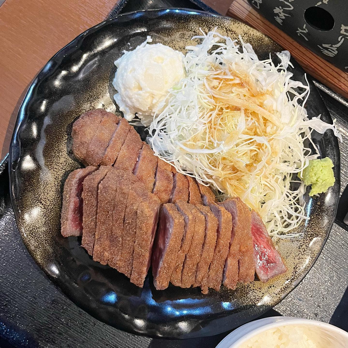 일본 가면 꼭 먹어야 될 규카츠 맛집
#토미타규카츠

오사카에서 어디가 규카츠 맛집인가
한참 고민하다가 선택한 토미타 규카츠에요!

여기 말고 한곳이 더 유명하던데
토미타 규카츠 평이 조금 더 좋더라구요.

12시에 도착해서 20분 정도 웨이팅 했는데
거의 다 한국인 같은..? ㅋㅋㅋㅋㅋㅋ

기본이 130g이고 한 사이즈 큰 게 260g인데
확실히 260g 양이 많긴 해서 두 명이서
이렇게 하나씩 주문해도 좋을 거 같아요!

규카츠는 생각보다 화로에서 금방 익어서 좋았고
기본으로 짭짤한 편인 거 같아요.

그래서 저는 와사비랑 같이 나오는 샐러드랑
같이 먹으니 맛있더라구요.

그리고 마가 같이 나오는 걸 주문하느냐
안 하느냐로 금액 차이가 조금 나는 거 같아요.

저희는 마를 별로 안 좋아해서
없는 걸로 주문했는데 맛있게 잘 먹고 왔어요.

토미타 규카츠 추천추천 👍🏻👍🏻

-

📍 토미타 규카츠 牛かつ 冨田 _ #일본 #오사카
💳 규카츠보리밥세트(130g) 1,500円
💳 규카츠보리밥세트(260g) 2,300円
(둘 다 마 없음)
