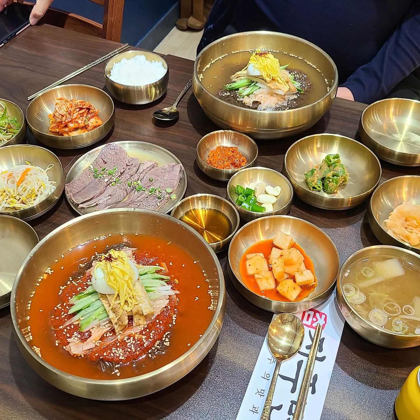 #협찬 냉면 까탈러가 인정한 진주 냉면맛집~! 전 비냉파 남편은 물냉파~ 제가 물냉을 안먹는 이유는 특유의 시판 물냉 육수를 싫어하기 때문인데요😅😅 이곳은 소고기 양지 사골과 해물을 넣어 만든 육수를 매일 끓여 48시간 냉장숙성한다고 하길래 남편물냉을 뺏어 먹어보았는데 오!! 찐이였어요~~그냥육전 아니고 한우투뿔육전이라 그런지 고소하니 질기지않고 맛있고👍
부모님은 냉면보단 밥을 좋아하시는데 
한우수육백반이 14,000원 한우국밥이 12,000원 가격도 넘나 착하지 않나요~?요즘 돼지국밥도 9,000원 설렁탕도 만원넘는데 말이에요!? 그릇도 고급한정식집에서 먹는 느낌 ~ 다음엔 부모님 모시고 와도 좋을것 같아요 유명한 냉면집 가보고 실망하셨다면 요기도전⭐

🍒참진주면옥 cham_jinju_myeonok 
경남 진주시 가호로 76 1층
👉영업시간 매일 10:00~20:50 브레이크타임 16:00~17:00
