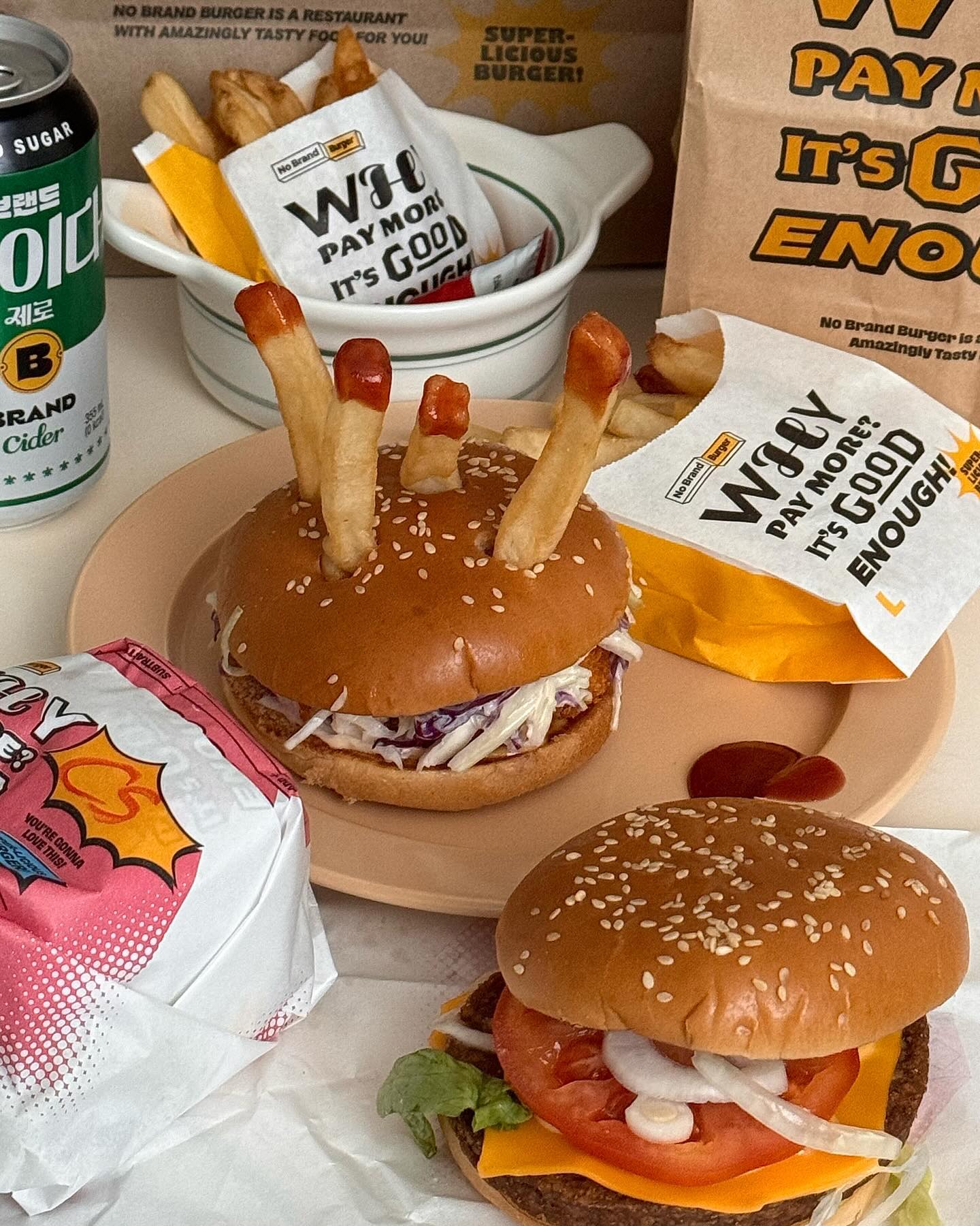 햄버거 케이크 ~ 🍔🍔🍔
노브랜드 버거에서 새우버거가 출시됐더라고요🦐 
탱글탱글한 통새우+코울슬로 듬뿍인 오리지널 새우
비스크 소스+치즈 조합인 한정판 비스크 치즈 새우
반반씩 먹는 걸 추천 !

오리지널 새우버거 세트를 앱으로 주문하면 
베러 시그니처 버거가 덤으로,,바로 겟,,내돈내산입니당

번도 맛있고, 감자튀김도 두툼해서 맛있음🍟
.
.
.
nobrandburger.official 
#노브랜드버거 #햄버거 #새우버거 #감자튀김 #온더테이블