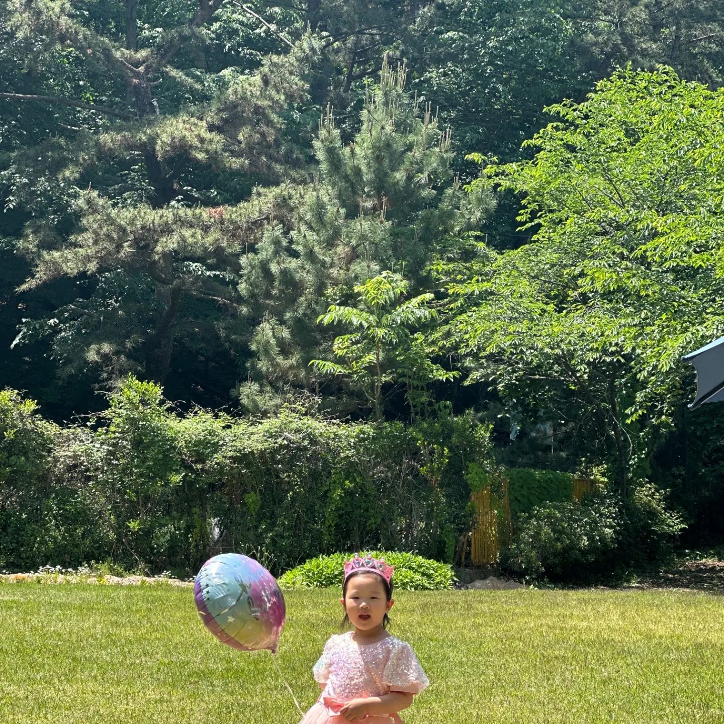 우리집 서열1순위 권회장 4번째 생일🎂
올해는 아주 알차게 보낸것 같아 엄마도 기분이가 좋네❤️
지금처럼 예쁘고 건강하게 잘 자라다오!ㅎ
권자매 사랑해~😍

#권회장탄생일 #생일파티 #생일이너무길다 #48개월딸램 
#키즈배우지망생 #배우지망생  #뮤지컬배우지망생 #가수지망생 #어느쪽이니 #이정도면 #연예인시켜도될까요 #오디션준비해야겠음#😆😆😆 #권자매🫶 #풍선협찬고마워silverjini😍