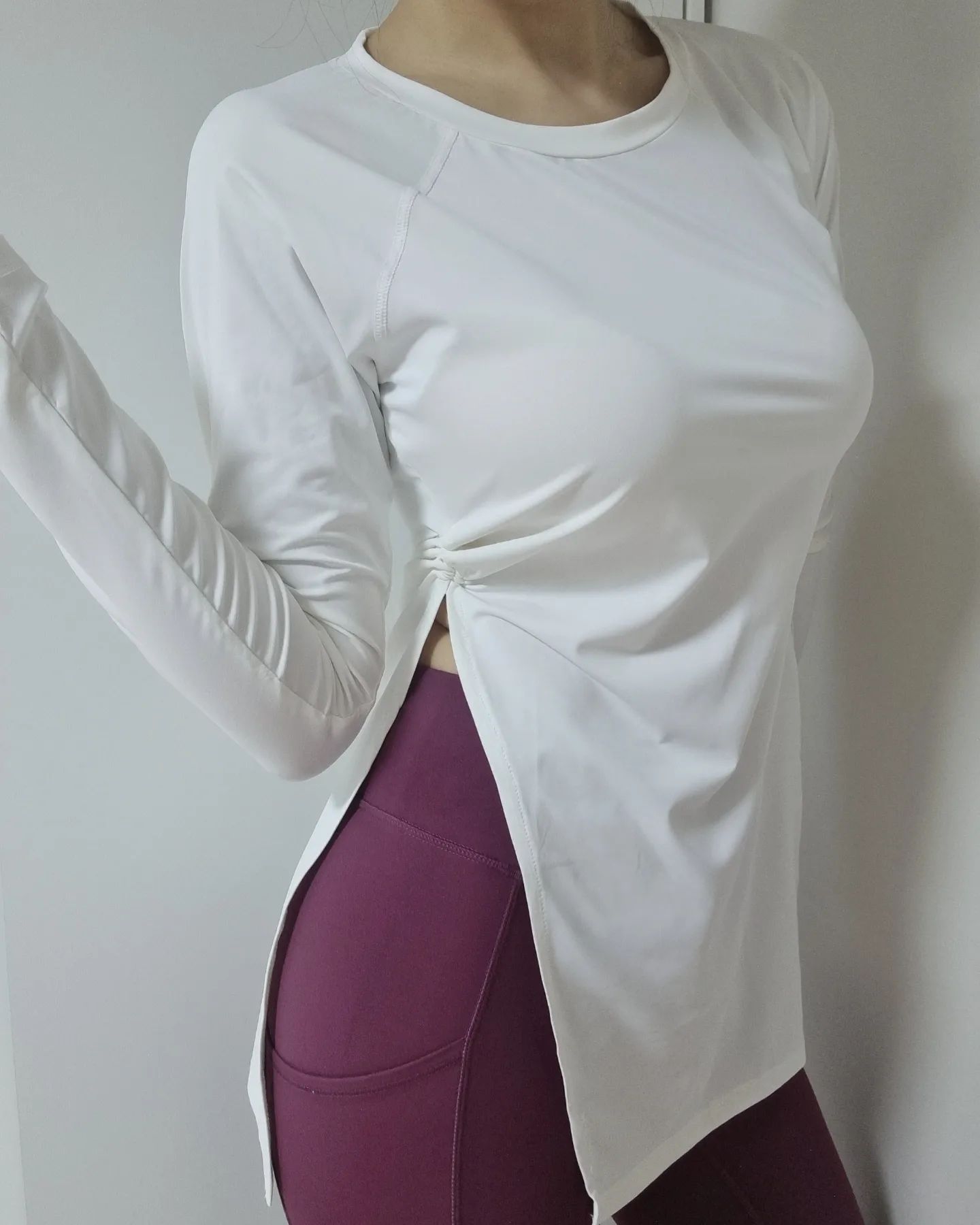 이제 날씨가 많이 풀려서 봄이 벌써 왔나 싶을정도로 햇빛이 많이 따사로워 졌는데요~ 봄이 왔다는건 곧 여름도 다가올꺼라는 얘기 !! 추운 겨울을 버텨내기위해 축적 해뒀던 지방들과 빠빠이 할 시기가 된것 같아 이참에 다이어트를 다시  해 보고자 새로운 마음가짐으로 예쁜 요가복을 하나 장만 했따요 !🤗
사실은.. 봄옷 쇼핑하다가 내 사이즈가 두치수 커진걸 보고서는 바로 요가복 필라테스 카테고리로 넘어간건 안비밀 🤫
요가복 하면 보톤 브라탑에 레깅스 룩을 많이들 입으시는데 저는 브라탑이 부담스러워서 일반 티셔츠같은 느낌의 디자인을 원했는데 마침 딱 내 레이더망에 들어온 rymd - hih의  요가 커버업 긴팔 롱티! 심플한 디자인에 셔링이 잡혀있어 몸매도 예쁘게 보이고 기장도 길어서 부담스러운 y존과 엉덩이도 커버가 되니 완전 딱 제가 원하던 디자인이라 바로 구매 ! 
흰티성애자라 무조건 화이트 색상으로 구매를 했는데 비침이 없는게 완전 대박 ! 소재도 하늘하늘한게 통기성도 좋아 땀이나 열기도 금방 흡수하고 배출 되어서 운동할때 찝찝함도 없고 브라탑이나 딱 달라붙는 핏이 아니라 하늘하늘하게 떨어지는핏으로 여러 동작을 할때도 뱃살접힘이나 엉덩이나 y존이 부각 될 걱정없고 신축성도 좋아 난이도 있는 동작에도 스판이 쫙쫙 늘어나니 입은듯 안입은듯의 편안함은 덤 👍
사이드 스트링으로 스타일 연출도 가능하고 밑단을 묶어서 또다른 연툴도 가능하니 참고 하시구요 ~ 
색상은 기본 컬러인 화이트와 블랙 그리고 핑크, 민트, 딥베이지 등 총5가지  컬러가 있어요 ~ 구매하고 보니 반팔 타입도 있던데 저는 프랭크자세같이 엎드려 하는 자세를 많이 해서 긴팔로 주문 했어요 ~ 
인스타에서 몸매 좋은 분들을 보며 부러워만 하다가 이번에 예쁜 요가복 하나 장만 해서 저도 빠이팅 해서 예쁜 몸매 만들어 이번 여름 핫바디로 핫하게 보내볼려구요 💪
세상 모든 다이어터분들 빠이팅입니댜 👊
.
.
hih_rymd
#요가티 #요가복 #커버업요가티 #데일리룩 #데일리요가룩
#데일리요가복 #요가복추천
#필라테스커버업 #필라테스복 #필라테스복추천 
.
.
구매링크👇👇👇
https://m.a-bly.com/goods/5922763