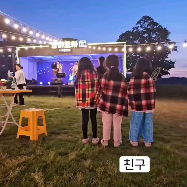 1열 관객들,,
이러고 1시간을 있었다니~~~
좋은추억이되었기를🙏🏻🫶🏻