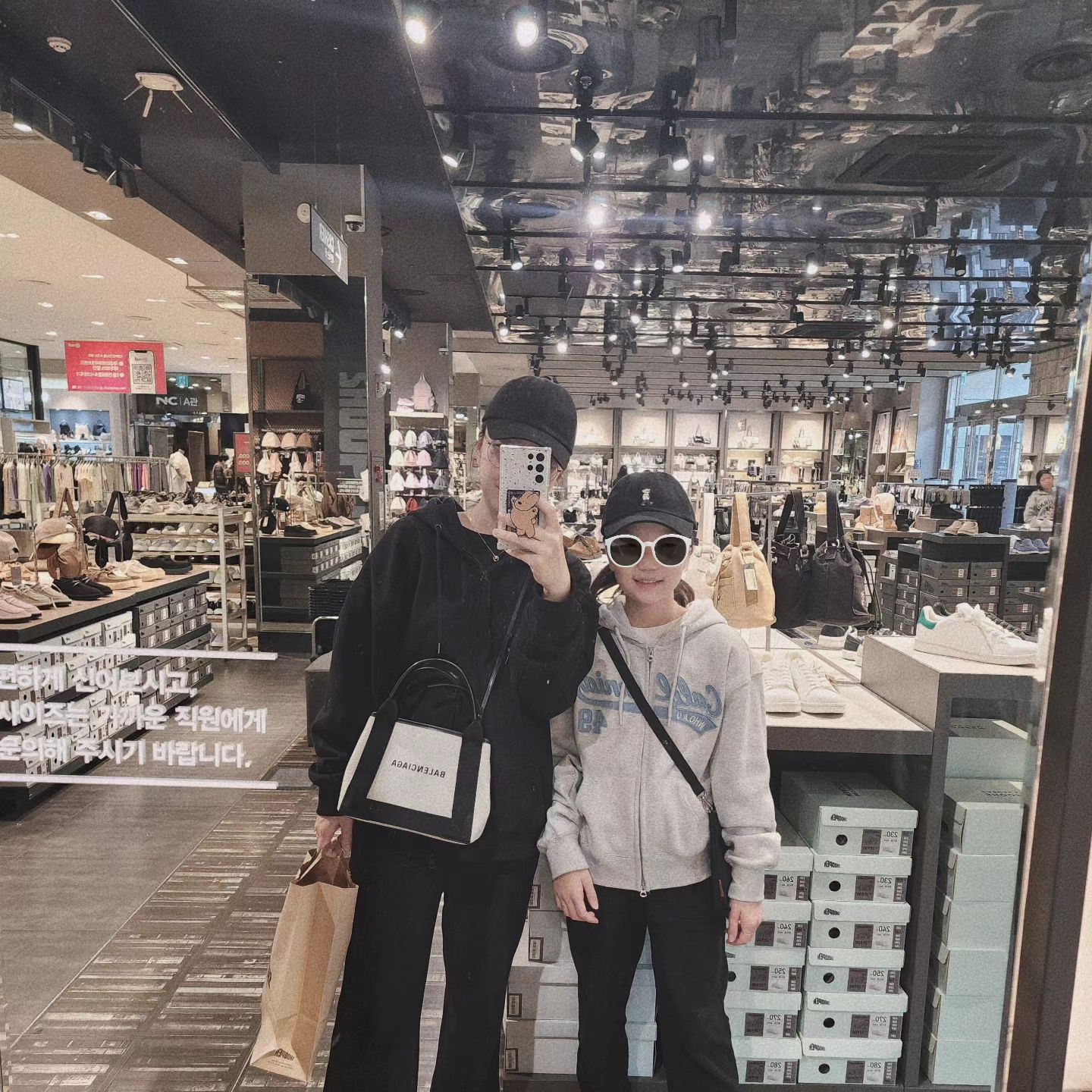 ⠀
⠀
⠀
⠀
이제 우리 대략 15cm 차이나네 🫢❗️
쑥쑥 크는 울 공쥬 📏
⠀
⠀
⠀
#썬그리스티커찰떡
⠀
⠀
⠀
#모녀그램 #모녀사진 #모녀데이트
#instadaily #daily #follow4follow #f4f #likeforlikes #instaphoto #selfie #love #럽스타그램 #가족스타그램 #육아맘 #초등맘 #일상 #맞좋 #맞팔 #좋테환영 #소통
