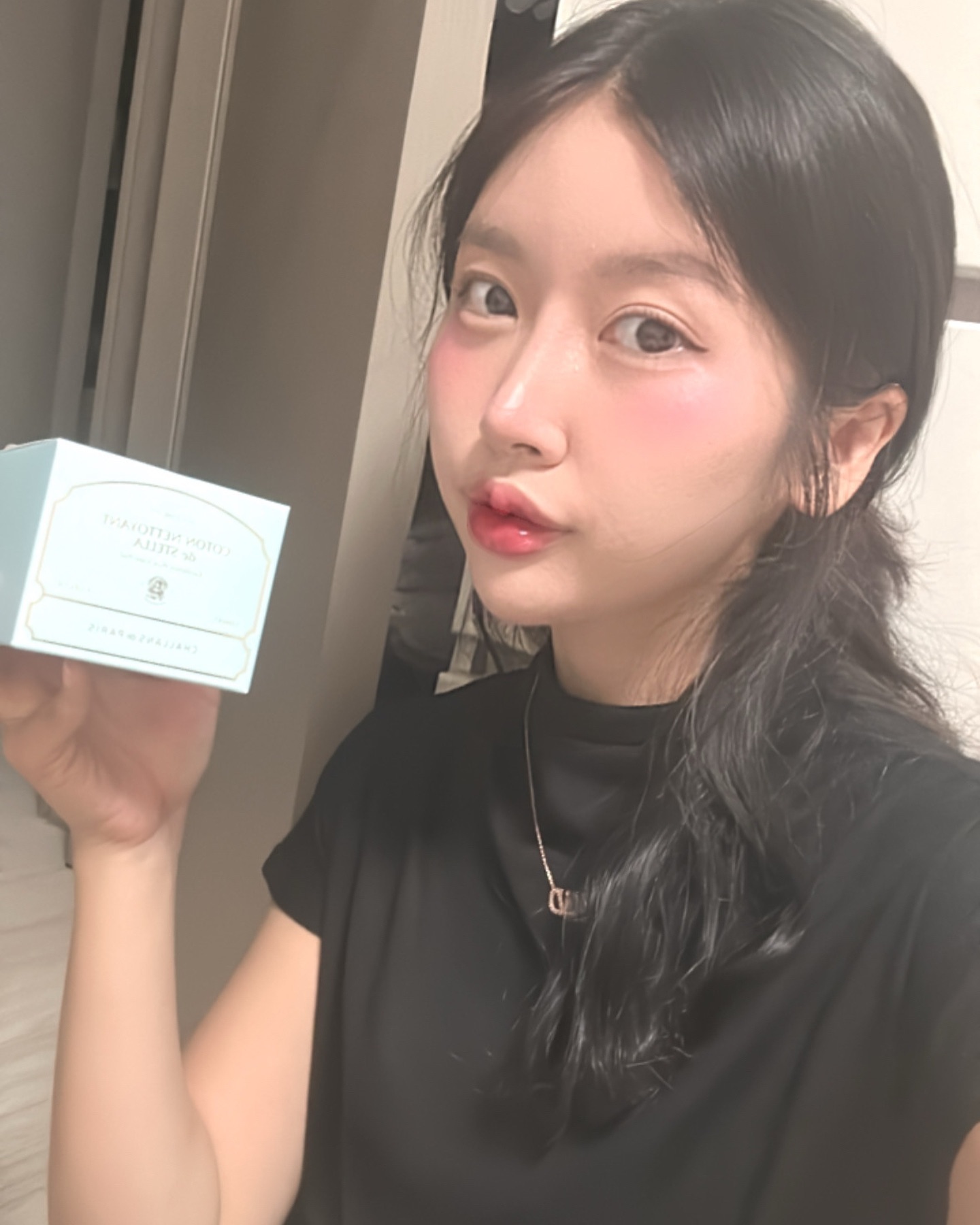 #협찬 #샬랑드파리 #패드 
탄력을 잃고 늘어진 모공이 고민인 피부타입을 위한 
#모공개선 패드 샬랑드파리 #모공타이트닝 패드! 모공 타이트닝 기능과 함께 뿜어져 나오는 각질제거, 피지조절가능해 너무 좋아요! 패키징도 고급스러워서 선물용으로 딱이고 사용감도 너무 좋아요!! 촉촉해서 요즘 애용한답니다 🫶🏻
 
 #레티놀함유 #패드추천