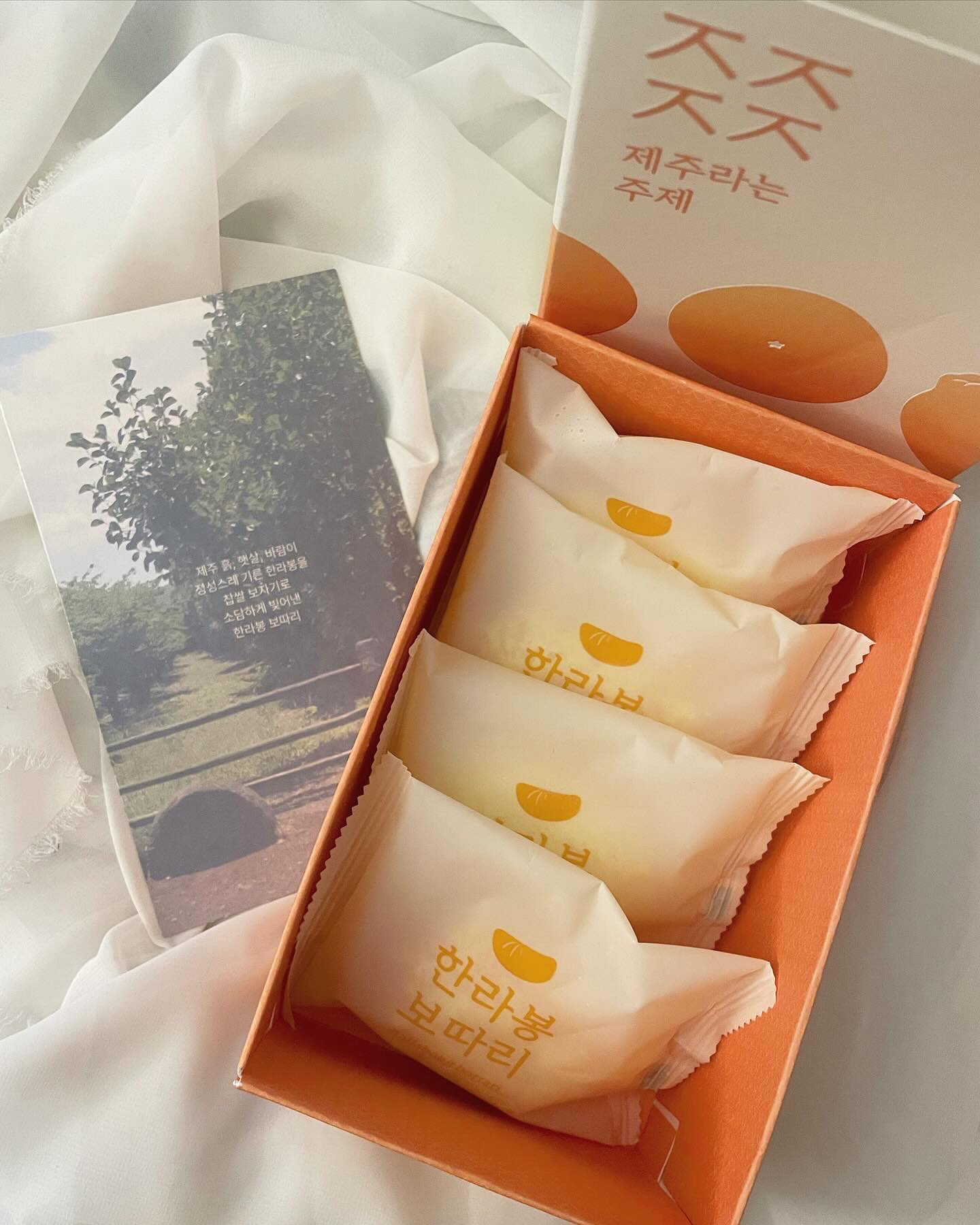 #협찬 #ㅈㅈㅈㅈ #제주주제 #제주특산품 #찹쌀떡 #한라봉 #제주녹차 #우도땅콩 #떡 #오메기떡 #생크림참쌀떡 #간식 #사무실간식 #영양떡 #답례떡

🍊제주주제 한라봉보따리

한라봉 크림치즈 찹쌀떡

완전 쫄깃쫄깃 
찹쌀로 만든 쫄깃한 찹살떡 
상큼하고 부드러운 한라봉 크림 

저는 아이스크림처럼 얼려서 먹었는데
너무 맛있더라고요😍🥰

⭐️맛있게 먹는 팁!
냉동 상태의 제품을 상온에서 10분간 해동후
바로 드시면 가장 맛있습니다.

제품 종류 
🍊한라봉 보따리
🥜땅콩 보따리
🌱녹차 보따리

subject.jeju
