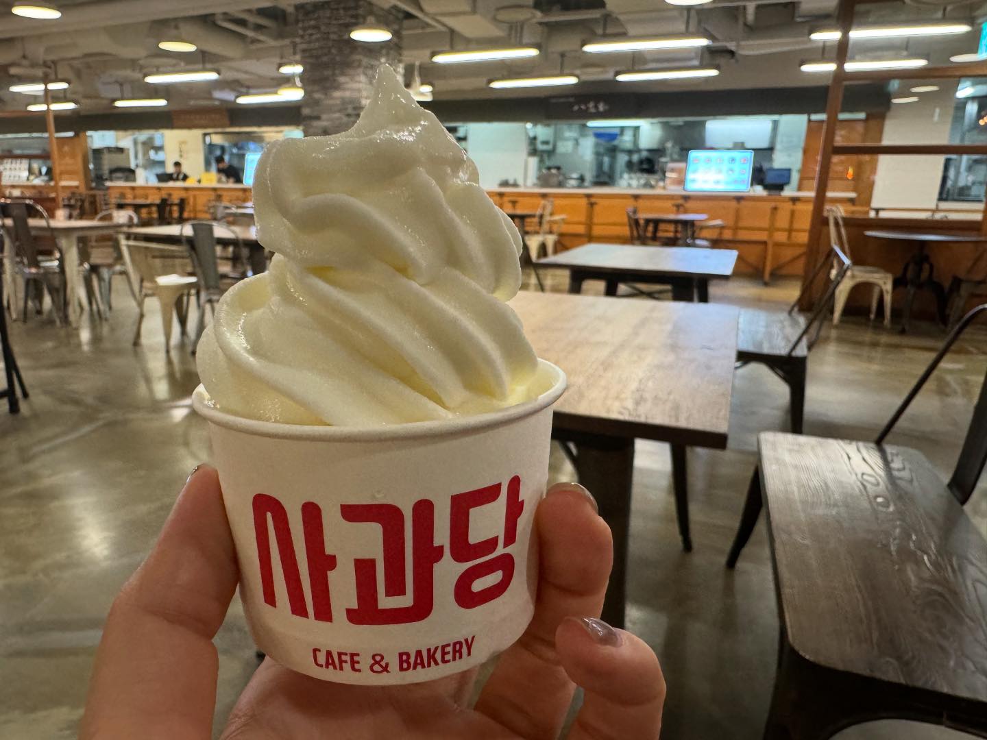 어머니랑, 공주님과 신세계 구경😄
노티드도넛 사과당요거트 부엉이돈까스 맛있다🙌
꼬마김밥 닭꼬치 간식도사고~ 담엔여유롭게나와야지🥰