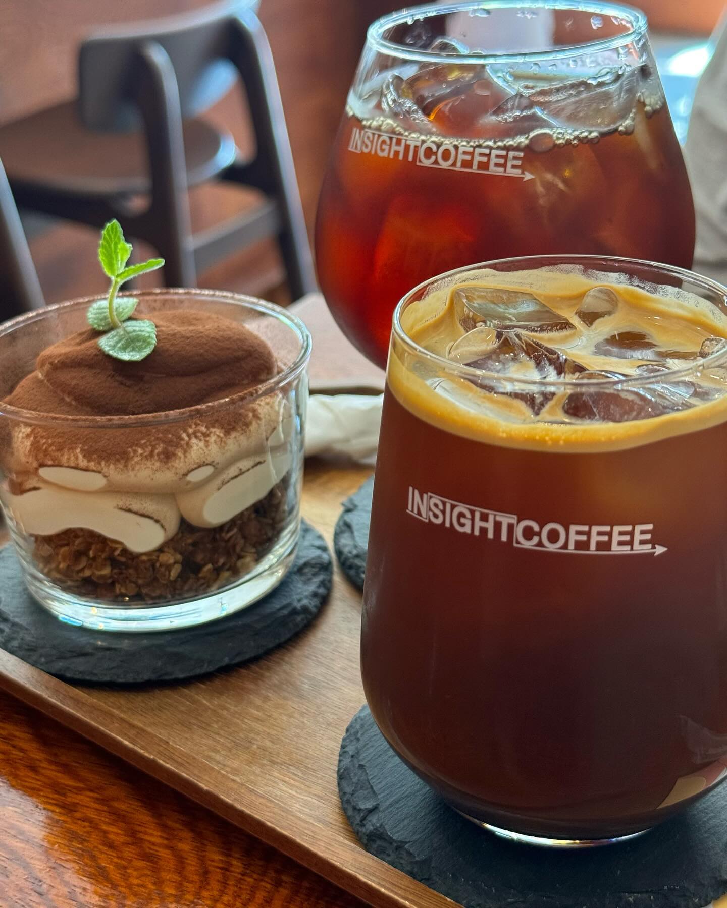 인사이트커피로스터스☕️🪑🟫🪵

-

충남 천안시 서북구 한들1로 184 (백석동) 마치에비뉴3차 153호
월-토  12:00-19:00 
주차 O 

📝 에티오피아 구지 함벨라 불레 아메리카노(0.5), 필터커피(0.6), 오트밀 티라미슈(0.6)

-

천안 백석동에 인사이트커피가 들어왔어요 :) 

신방동에 있는 매장에서 로스터리를 분리하여 전문적으로 커피 메뉴를 선보이는 로스터스 공간이에요! 

커피외에도 에이드, 밀크티와 같은 논커피 메뉴들이 있어서, 카페인을 못 드시는 분들도 편하게 즐길 수 있는 곳이라는 점- 

저는 커피러버(🤎)이므로, 원두를 직접 로스팅하는 곳인 인사이트커피로스터스에서는 필터커피로 마셔보았어요. 그 중, 에티오피아 원두로 아메리카노까지 맛보았답니다. 이 원두는 사장님께서 추천해주신 원두예요 :) 

에티오피아는 어찌보면 대중적인 원두이긴 하지만, 그 속의 종류도 다양해서 즐길 거리가 많은데요! 이 원두는 중독적인 산미가 느껴졌고요! 아메리카노보다 필터커피의 맛이 더 깔끔하게 느껴졌어요! 

오트밀 티라미슈는 처음 먹어보았는데, 촉촉한 오트밀의 식감과 티라미슈 크림이 잘 어울려서 커피와 잘 어울렸어요🥄

🦗오랜만의 업로드인만큼 재방문하고 싶은 카페입니다 :) 

#광고 #인사이트커피 #인사이트커피로스터스 #천안카페 #로스터리 #필터커피 #흑임자커피 #티라미수 #오트밀티라미수