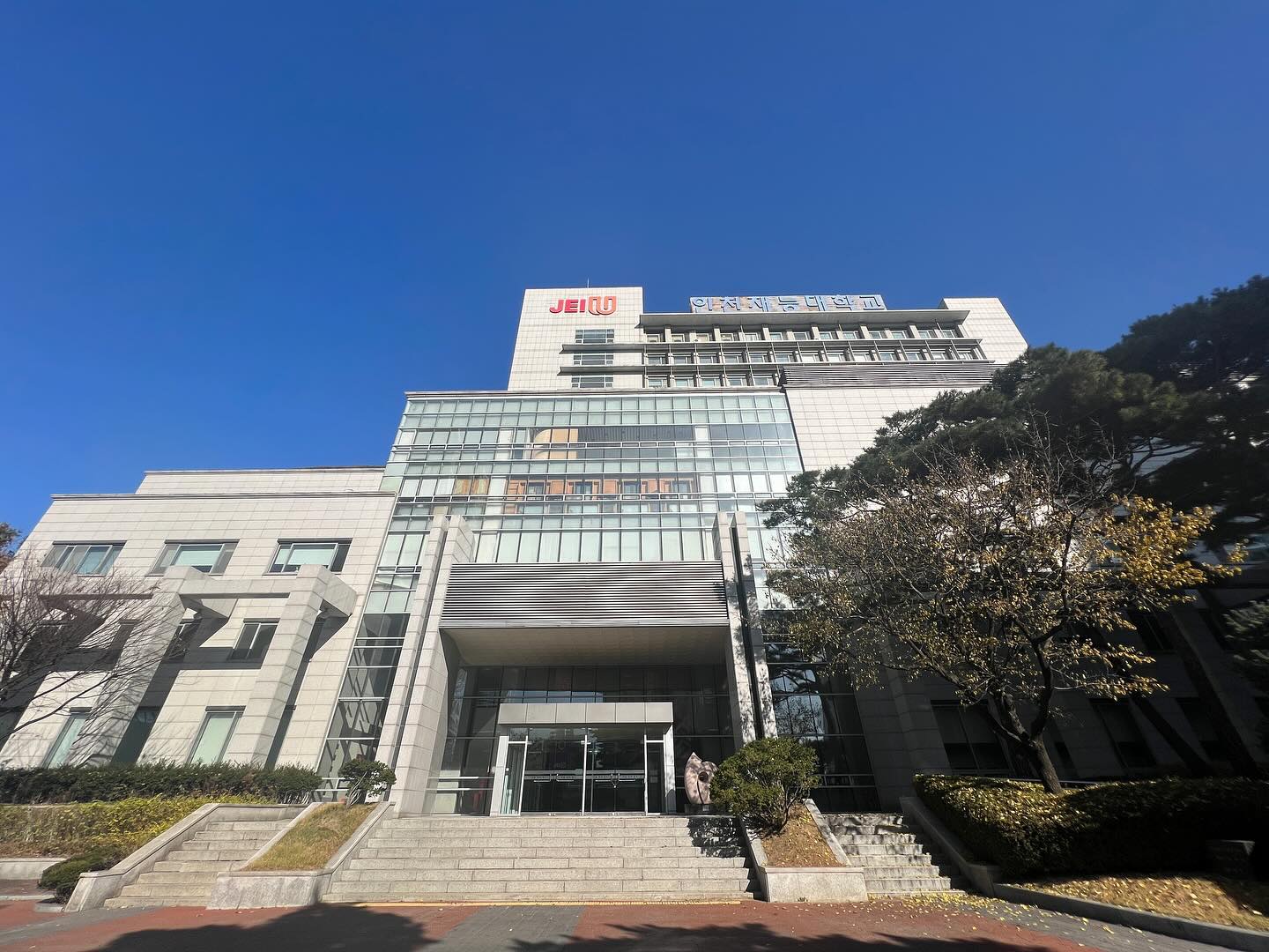 제 2회 노래하자 가요제 본선 심사위원으로 참여했습니다
대상 우수상 인기상 수상자분들 모두 축하드립니다🤗
실력자분들이 많으셔서 너무 즐거웠습니다(대부분 실용음악과 학생분들)
#재능대학교 #노래하자 #노래하자가요제 #제2회노래하자가요제 #노래경연 #심사위원