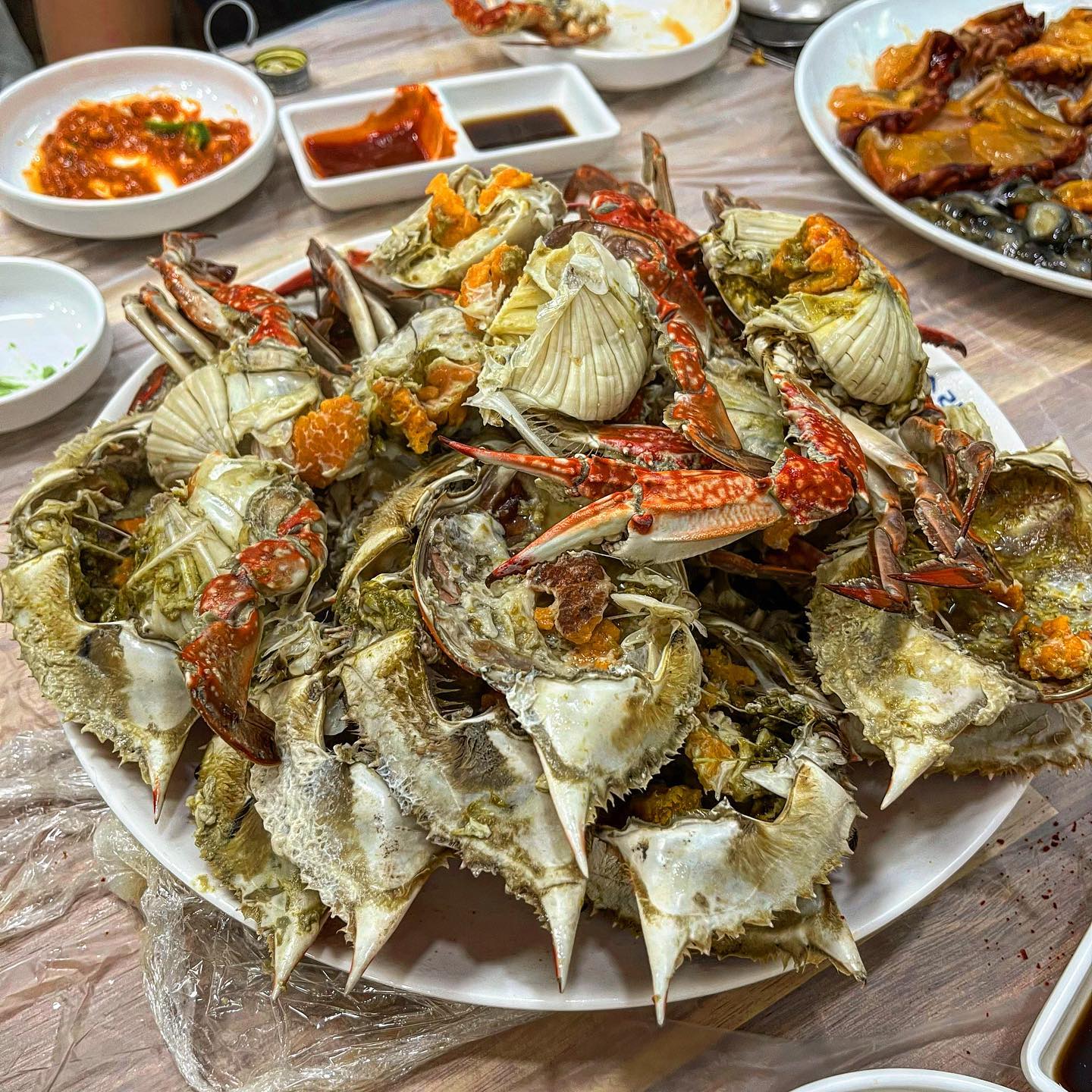 꽃게 먹구 싶은데 금어기라서
냉동밖에 없어서 어쩔수 없이 
냉동으로 구입 
꽃게탕 냉동은 먹어봤지만 꽃게찜 냉동은 안먹어봐서
걱정했는데 사장님이 보통 식당에서 파는것도 다 냉동이라 
하셔서 그냥 먹기로 결정했다

꽃게랑 멍게 활새우 주문‼️
가리비는 명수대로 서비스 주셨다
멍게도 많이 주시고 😍

꽃게찜은 확실히 냉동이라 활꽃게 보다는 못하지만 그래도 
맛있었다 생각보다 살도많고 꽃게탕도 👍

새우도 제철이 아니라 크기가 좀 적긴하지만 활새우니까 같이 구입했음 소금구이 올만에 맛있게 먹음 
새우먹고 버터구이 존맛😆

멍게도 싱싱하고 맛있다 했음
(난 멍게 못먹음)

게딱지 몇개드리고 볶음밥 해달라고했음 대게먹고 먹는 게딱지 볶음밥 맛은 아니지만 야채도 많이들어가있고 볶음밥=❤️ 
맛있었당😊

📍구입: 해남수산
식당 3층: 진경이네 
#소래포구종합어시장
.
.
.
#먹스타융_인천
#먹스타융_소래