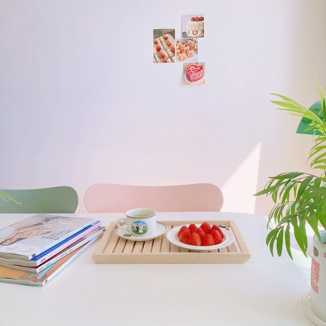 알지❣️신혼부부 | 인테리어 | 집꾸미기 on Instagram: "홈카페 공간 만들기❣️ 집에서 햇살 가장 잘 드는 곳에 홈카페 만들었어요-! 차 한잔 만으로도 힐링되는 공간이라 작업을 가장 많이하