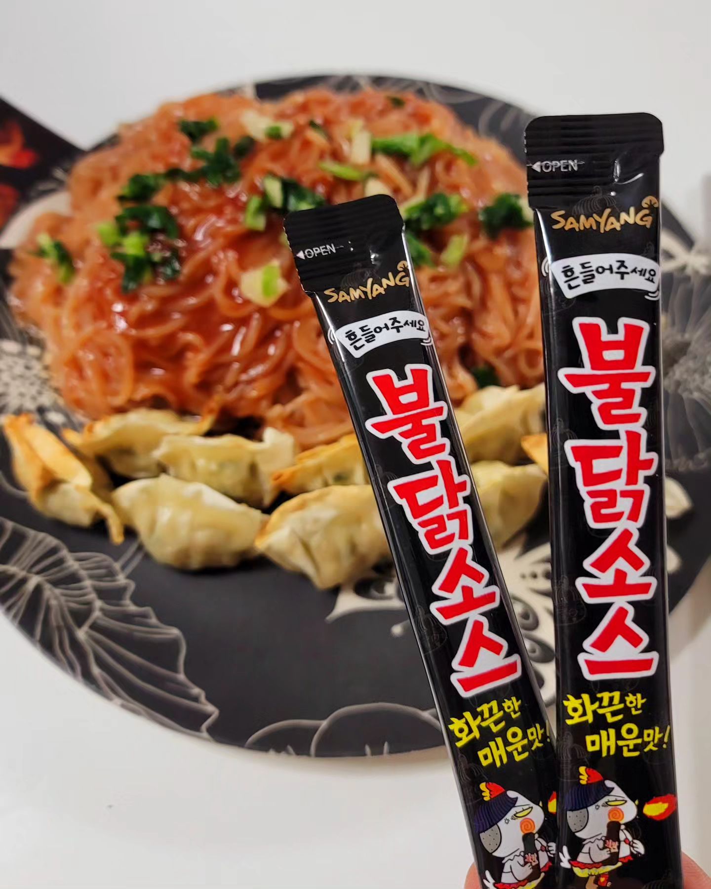 #협찬
⠀
매운맛이 유난히 땡기는날~
기분좋은 매운맛을 즐길 수 있는 불닭신상!
기호에 맞게 조절이 가능한 스틱소스가 2개!!
⠀
쫄면에 만두 조합은 말해모해~
다섯가지 과일 농축액의 쫄면장
불닭소스가 플러스되면
매콤새콤한 쫄면+한입크기 만두
쫄면에 만두를 돌돌말아 한입 넣으면
이게 바로 찐행복이구나 싶네요~
⠀
새콤달콤 볼로네제 소스+불닭소스
불닭키친 라구파스타
다진고기에 알알이 씹히는 식감이 굿굿
눈꽃+파마산치즈 토핑까지 뿌려주면
완벽한 비쥬얼을 자랑합니다.
⠀
스틱형 불닭소스는 어떤 음식에도
맛깔스러운 매운맛을 추가해서
맵덕후가 될수밖에요 😘
⠀
⠀
⠀
⠀
⠀
⠀
playbuldak
⠀
#불닭키친 #불닭 #buldak #불닭신상 #한입만두쫄면 #라구파스타 #불닭볶음면 #불닭냉동 #불닭밀키트 #밀키트 #냉동제품 #밀키트추천 #삼양식품