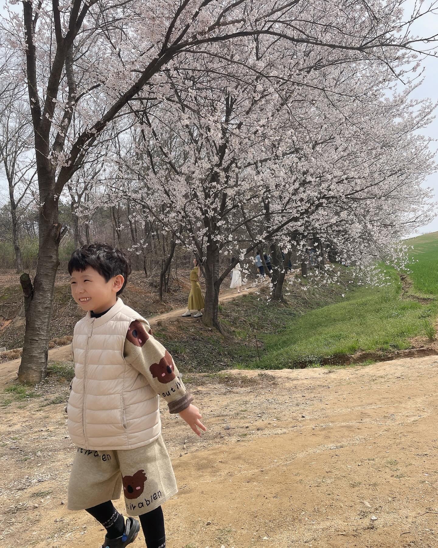 뚜형제 2번째 벚꽃엔딩🌸
.
.
.
#둘다잘나오긴틀렸어
#그래도이정도면양호
#엄마가혼자애썼다