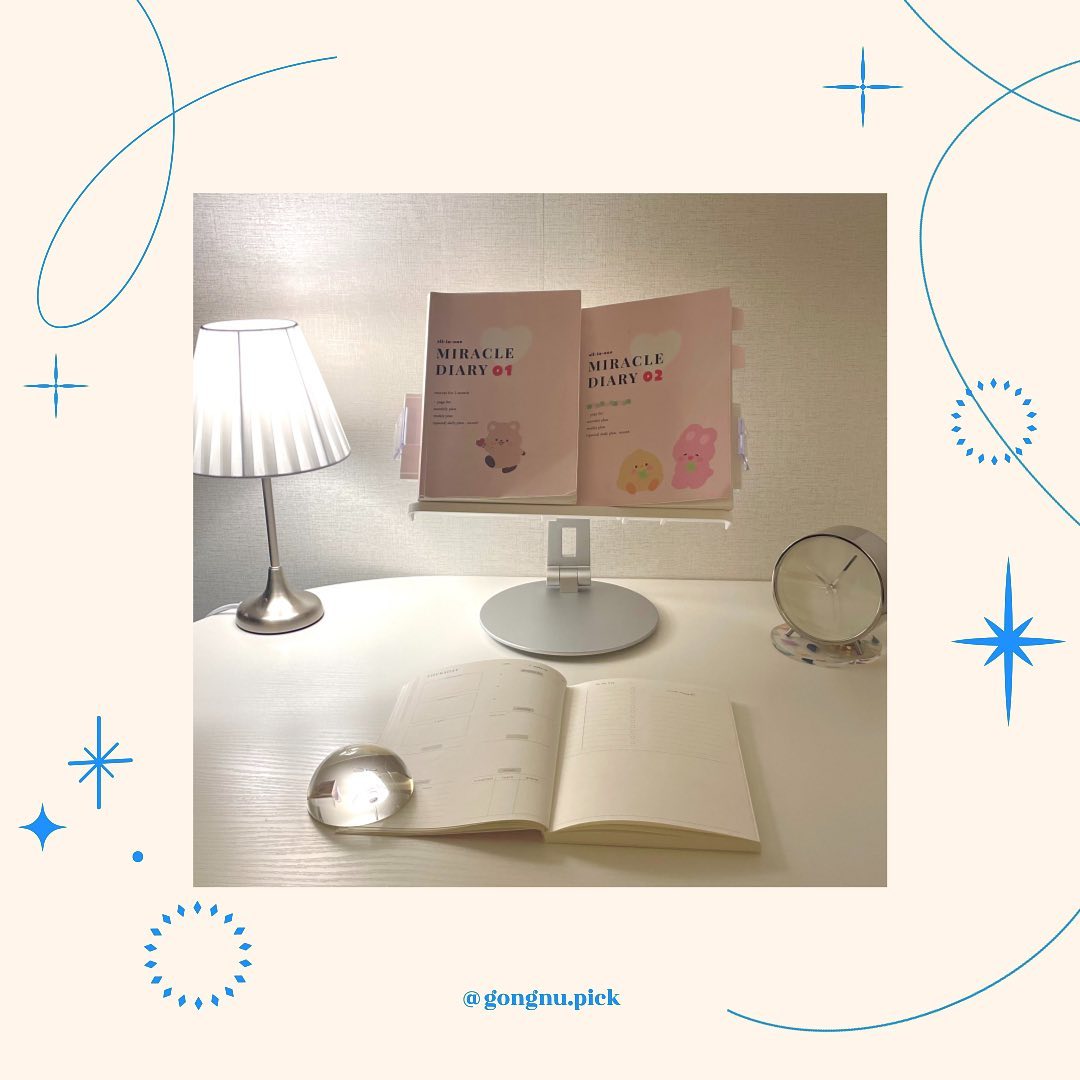 히힛ღ

오늘은 새단장하는 마음으로 책상의 배치를 달리 해보았어요.

매일 밤, 자기 전에 내일 할 일을 적고 자는 게 저의 나이트 루틴인데요!

다 쓴 노트들과 함께 너무 예뻐서 한 컷📸

벌써 3권째 쓰고 있는 미라클 다이어리와 함께 하루를 열고 닫는답니다 🤍

🗓️미라클 모닝 시간을 활용한 기록을 통해 앞으로의 계획은 물론 
💪나 자신을 믿는 연습, 
✨작은 성취를 자주 경험하며 

내 안의 무한한 가능성을 받아들이는 성장과정이 무척 소중하고 귀해요 :)

🕊️좋은 제품 만들어주시는 작가님께 감사한 마음을 전하며, 저는 내일의 작은 성취를 이룰 준비를 하러 가보겠습니다! 

굿밤 ✩⡱

#다이루어졌다