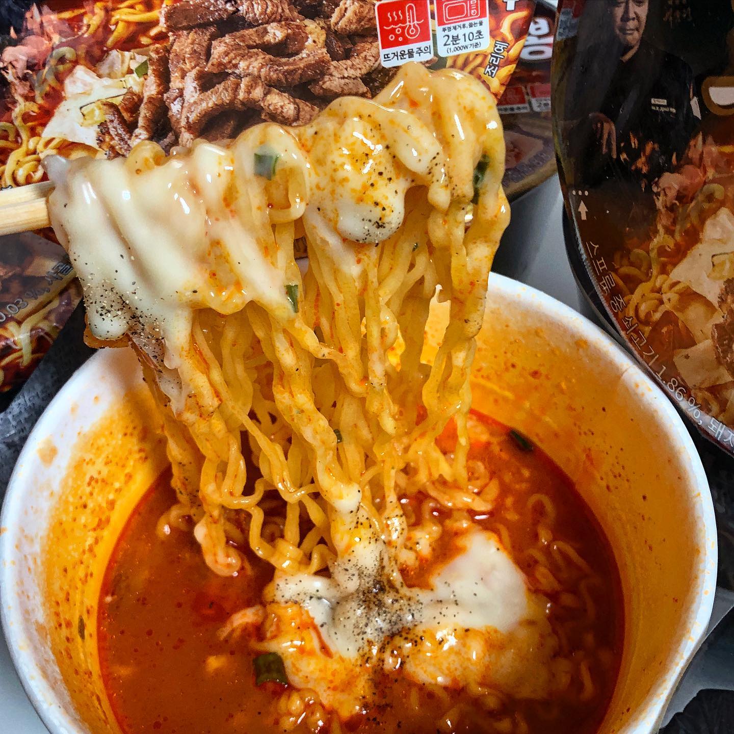 #협찬 백종원의 고기짬뽕

📍구매처 : CU / 더본마켓 thebornmarket 

나오자마자 먹어보긴 했는데,
칼칼한 맛이라서 치즈랑 후추 더해 다시 먹어봤어요🙌🏻
지난번 빽라면이랑 같이 라면맛집 인정!

소, 돼지, 닭이 다 들어간 베이스라서인지 국물도 찐하고 깊은 맛이 있어요. 후레이크도 이정도면 푸짐쓰~ 전자렌지 조리 가능 용기라서 사용해봤는데 렌지돌리면 면 식감이 또 다른거 아시죠?? 면에 국물도 더 베여서 렌지조리 추천😋

#라면#컵라면#고기짬뽕#컵라면추천#라면추천#컵라면먹방#컵라면맛집#컵라면신상#맛있는라면#맛있는컵라면#얼큰한라면#백종원라면#편의점음식#컵라면꿀맛#편의점컵라면#간식추천#야식추천#야식메뉴#집라면#해장라면#국물라면#cu덕후#백종원의고기짬뽕#백종원#cu#면스타그램#면치기#호로록#라면레시피