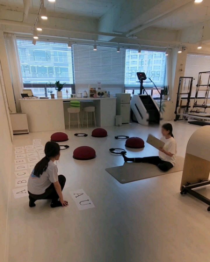 'kids are not little adults'
아이는 작은 어른이 아닙니다
⠀
아직도 많은 강사님들께서
성인필라테스에 끼워맞춘 수업을
아이들에게 진행하고 계실꺼에요😶
⠀
물론 이렇게만 진행해주시는것만으로
강사님들께서 얼마나 많은 에너지와 노력이
필요한지 알기에 부정적으로만 말씀드릴 수 없지만,
⠀
6:1 키즈 그룹필라테스부터 
운동을 전문으로 하는 키즈들의 개인레슨,
형제자매들의 키즈듀엣레슨들을
진행해보고 
특히나 이번 9주간
국내최초 키즈필라테스 
전문교육기관인 필라티즈에서
교육을 받으면서
하루하루가 다른세상이고 
하루하루 마음도 자라나는 아이들에게
필라테스 강사로써 내가 해야할 것이 
무엇인지 알게되었습니다.🥲
⠀
요즘 
저 '아이는 작은 어른이 아닙니다' 라는 말이
머릿속에서 떠나질 않습니다.😶
조금 더 일찍 알았더라면
저는 또 한명의 키즈에게 
또 다른 세상을 보여주었을텐데라는
아쉬움과 지금부터는 누구보다 
또 다른 세상을 보여줄 수 있다는
자신감이 생겼네요.
 
지금이라도 전국의 모든 강사님들이
필라티즈의 키즈필라테스 교육과정을
공부하셨으면 합니다🤔
⠀
필라티즈교육과정이 아니여도 좋으니
아이들에 대한 신체교육활동에대해
다시한번 생각해보는 시간과 연구시간을
가지셨으면 좋겠습니다😌
pilateez_official 
illu_pilates