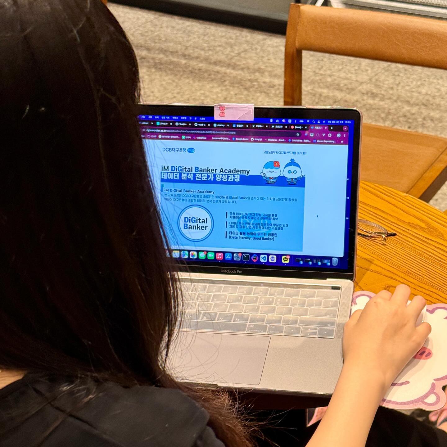 AI 개발에 관심 있거나 
데이터 중심 문제 분석 특화 개발자가
되고 싶었던 분들 주목 !! 😲

DGB 대구은행에서 
데이터 분석 전문가 양성과정을 모집합니다 !!

요즘 부트캠프 등 학원에서 
개발자 양성과정을 다양하게들 모집하곤 하는데,
대구은행에서 모집하는 데이터 분석 양성과정은
DGB 대구은행 현업 실무 데이터를 활용하여
교육을 받을 수 있어 다른 교육과 차별점이 있어요👍🏻

또한 DGB 대구은행 채용시 우대 조건이 있어
대구은행을 점찍어두셨던 공대생들에게는 
아주 좋은 기회 입니당👩🏻‍💻
(제가 가고 싶다는.. 🥲)

5월 12일(일) 23시59분 까지 지원접수를 받고 있으니,
관심있으신 분들은 대구은행 인재채용포털
(https://dgbureariter.co.kr) 으로
서둘러 지원 부탁드려용 !!🙏🏻

자세한 내용은 피드 카드뉴스와
마지막장에 QR코드로 확인해주시깅👩🏻‍💻

#DGB대구은행 #디플 #SNS홍보단 #디플4기 #대구은행 #dgb