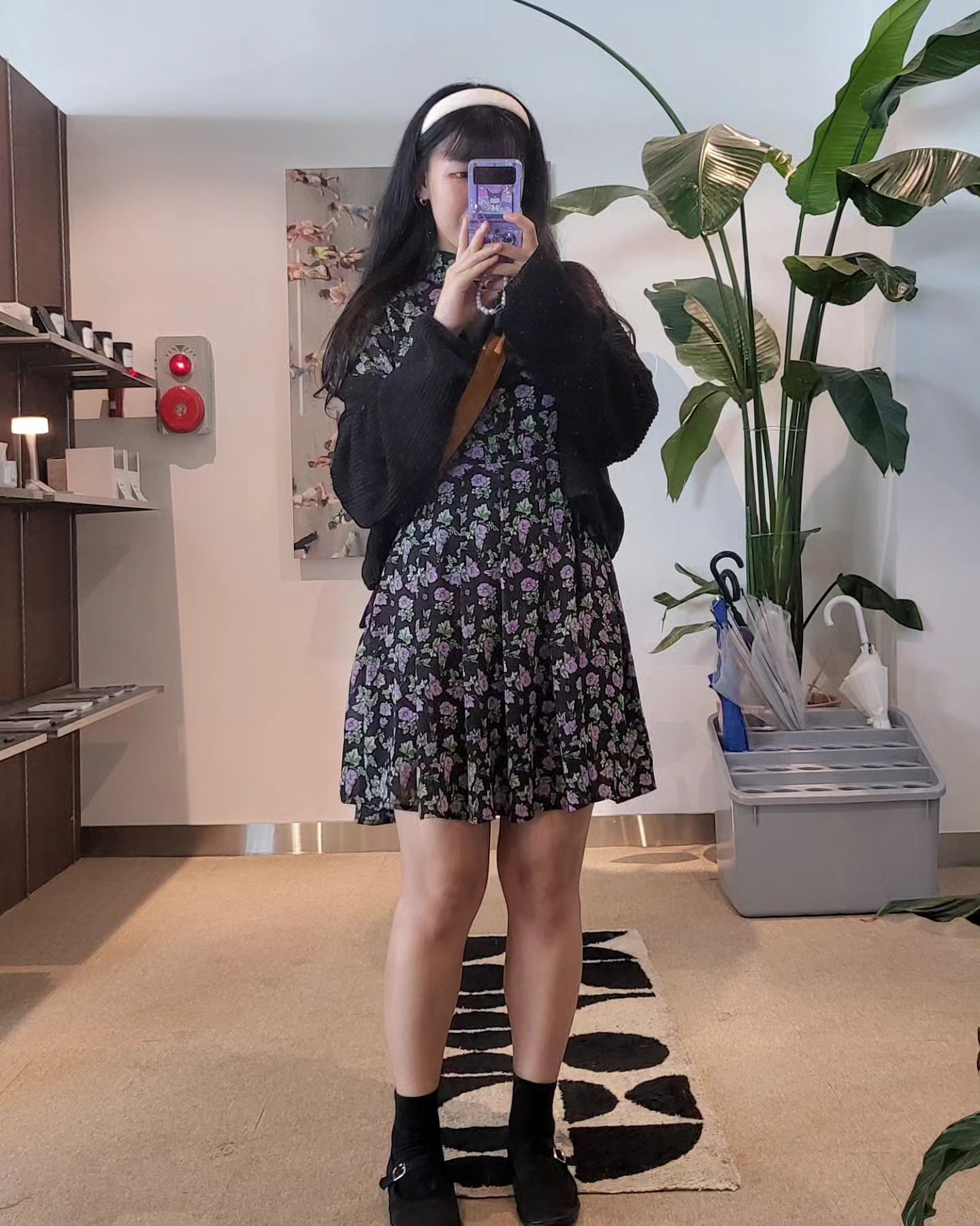 오랜만에 코디 거울샷 투척해봄니다..(๑ơ ₃ ơ)♥ 

다들 주말 재밌게 보내고 계신가요?!  ･ิ▽･ิ 
저는 오랜만에 본가 내려와서 엄마랑 동생이랑 카페 데이트 왔어요 ❣

대전 내려오면서 옷 마니 가져오기시러서 오늘은 원피스 뚝딱코디입니다 🫶 역시 원피스가 편해❣제일 좋아하는 블랙 퍼플 조합으류....💜🖤

요 카페 분위기도 플랜테리어 + 우드톤이라 너무 깔끔하고 제스타일....🤎💚 그리고 커피랑 디저트도 넘 완벽쿠.. 아메리카노가 증말 ...👍

서울에서 매일 사람 꽉꽉 들어차고 좁은 카페만 다니다가 모처럼 넓고 조용한 카페와서 힐링했씀미다..... ๑•̥﹏•̥๑