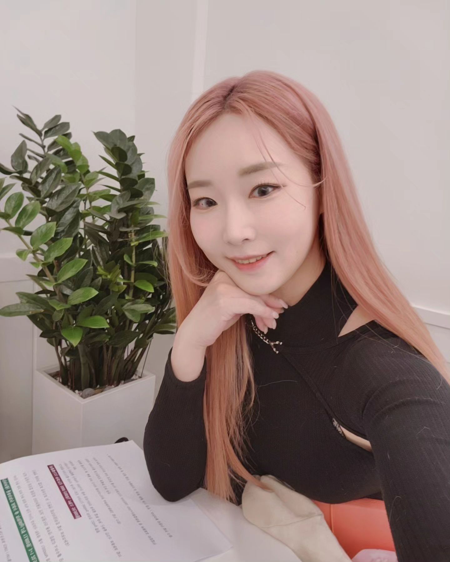 ✔️

다방면에서 활약하는 방송인이 되고자
오늘도 노력 중입니다.

랄랄, 쯔양님이
아프리카 bj 출신이라는 거 아시나요?
🌟

아프리카tv에서도
라이브커머스 분야에 본격적으로
투자하고자

전속 커머스 bj를 발탁했습니다.
(독점 X, 프리랜서 활동입니다.)

작년 10월, 치열한 면접과 오디션을 통과한 
쇼호스트 출신의
끼 많은 10인이 
예능, 진행, 연기 등 다방면에서 활약 중이고요.
🪽

40만 애청자를 보유한
두치와뿌꾸님, 믹슈님과
푸름웰니스의 단백질 쉐이크, 아르기닌, 
가글, 치약 등 
재밌게 판매 방송했습니다.

제가 오빠라고 부를 수 있는
분들이 점점 줄어드는데
두분 다 오빠라서 좋았어요.. 🙄

예쁘게 꾸며주신 분은
제가 너무 사랑하는 두 실장님!
오늘도 밀린 근황 토크 🫂

star.__.makeup
헤어라인까지 핑크로 맞춰주시는 세심함 💕
artist_ny
한올한올 + 영업 비밀 담아서 ✨️
beginning__beauty 
beginning__announcer 
kfba_official 

방송인 제휴 혜택 감사합니다 🩷
(셀카를 실물보다 못 찍어서 죄송해요...)