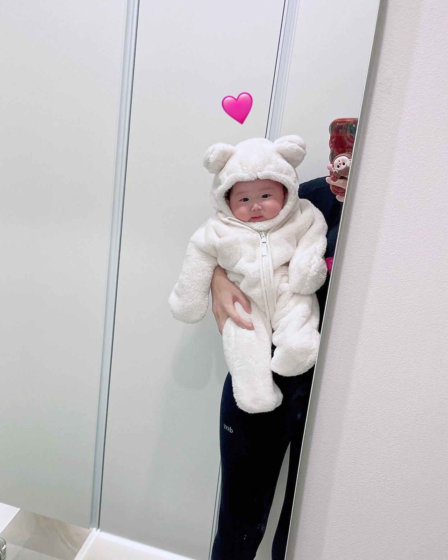 👶🏻D+111
엄마랑 커피마시러 갔어욤 :) 

거울샷 참 찍기 힘두네ㅋㅋㅋ 
엄마 팔 힘 좋지?ㅋㅋㅋㅋㅋ
-
-
-
입고 나가면 인기 대폭발🎉🎉
떠아마켓 곰도리옷 b.seo_a