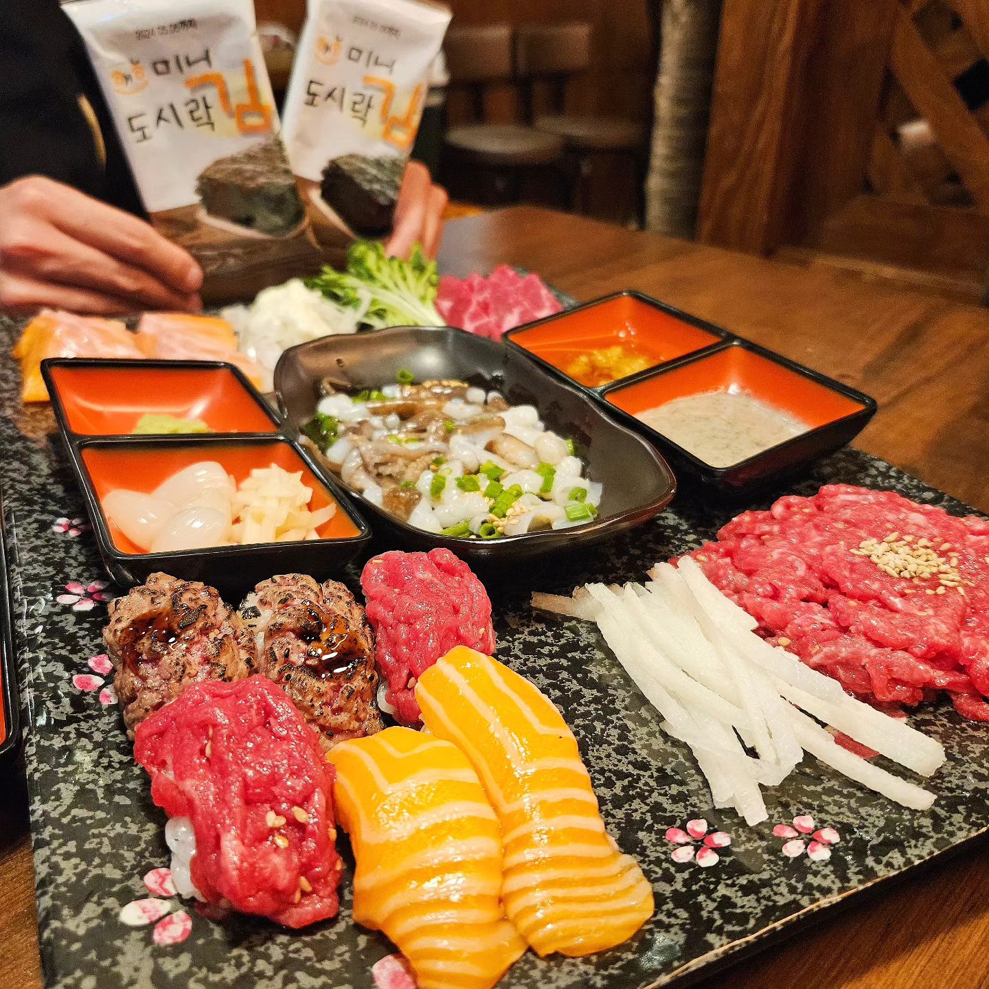 또또또또간집 육회연어 맛집 
"형제집 육회&연어" 😎

📍제가 수차례 방문한 육회연어 맛집 소개해드립니다!!
신선한 육회,연어,산낙지를 맛볼 수 있어 너무 좋아요 😍 그 중에서도 저는
육회🧡를 너무 사랑합니다

📍세트메뉴4번
육회+연어사시미+한우사시미+낙지탕탕이+초밥 39,500원
여러가지 메뉴를 맛보고 싶다면 세트4번을 픽!!

📍형제집 육회&연어
서울시 동대문구 장한로 173 1층