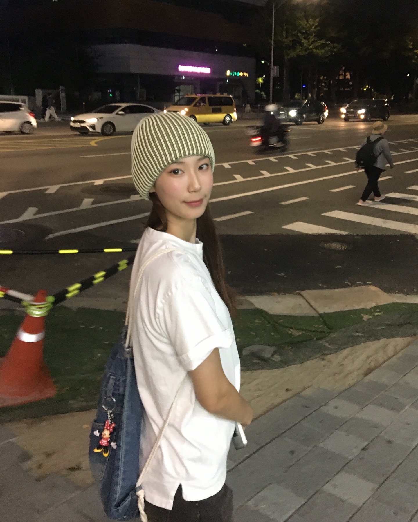 오랜만에 데이트 🛵🐾
오늘은 하루종일 쇼핑만 하러 다녔다 
하지만 얻은 건 솔드아웃 소식뿐
더워서 다 벗어버려