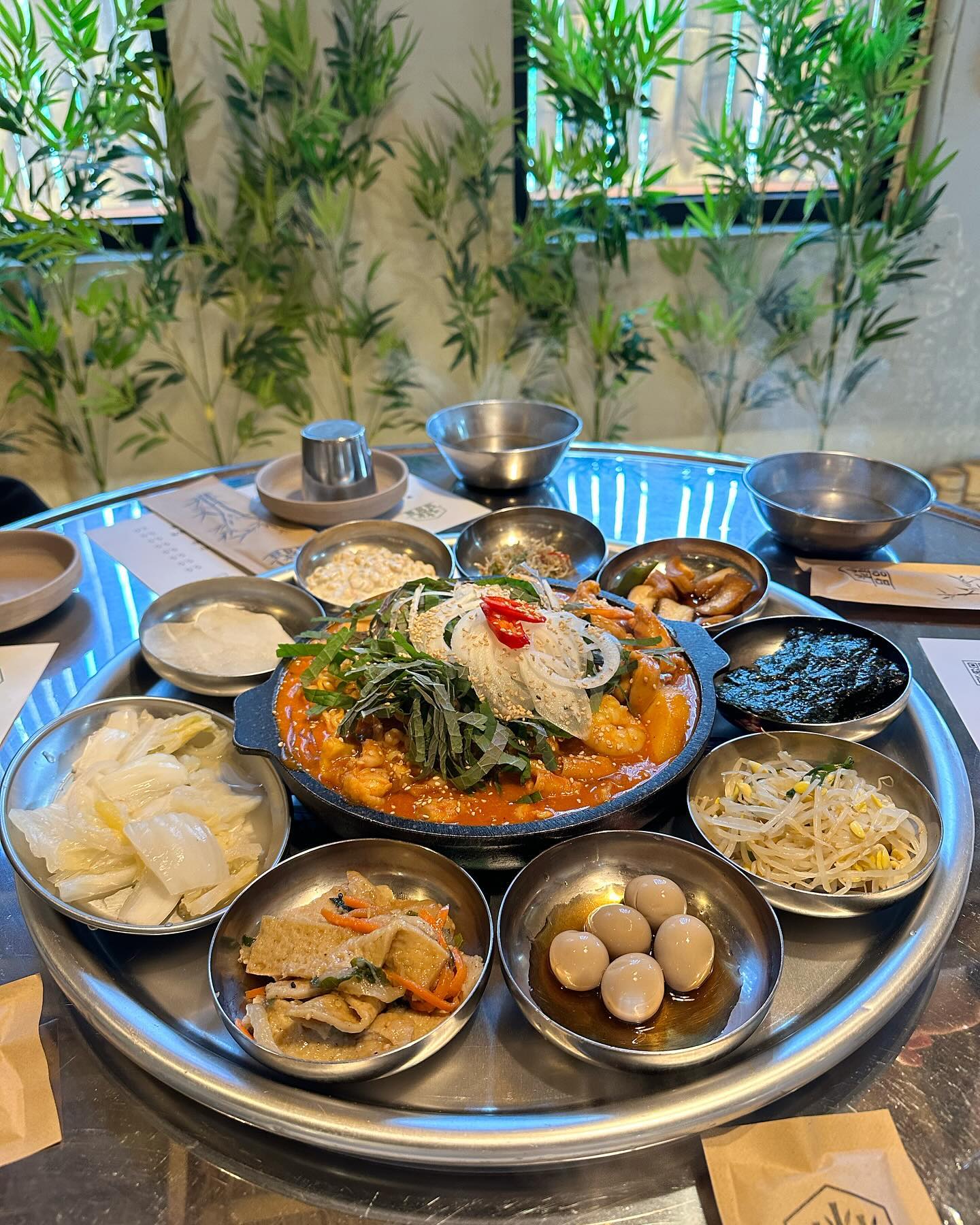 처음 방문하는 곳인데
인테리어가 너무 감성적이고 예쁘고 매력적이에요😍
점심특선으로 닭곱새를 판매를 하고 있는데 점심특선을 주문을하면 솥밥이 함께 제공되서 가성비 갑👍👍👍
솥밥이니까 누룽지가 제공되는건 당연한거지만 여기에 보너스로 솥밥이 나오면 직원분이 직접 솥밥에서 밥을 퍼서 참기름이랑 김가루를 용이에 펴줘서 딝곱새랑 맛있게 비벼서 먹을 수 있엇 조하요!!!
진짜 가성비 갑👍

해시태그 : #담양골#무안담양골#무안닭곱새#무안맛집#무안하이볼#무안술집#남악신도시맛집#목포맛집#무안맛집