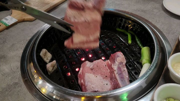 #팔화당 맛있당
갈매맛집 구워주는 고깃집 팔화당!!

아베리코보다 상위 품종인 듀록과 제주흑돼지의 교배로 탄생한 국내 상위 1%로의 프리미엄 한돈 돼지고기!!
수입하지 않고 예산에서 직접 길러 신선하고
듀록의 쫄깃쫄깃함과 흑돼지의 육즙을 고스란히 느낄수 있어 너무 좋았어요

고기도 맛있는 굽기로 친절하신 직원분께서 직접 구워주셔 너무 편하고
함께 먹는 반찬과 소스도 전부 저염으로 만들어 자극적이지 않고 고기의 풍미를 더 살려줘서 좋아요

넓은 테이블이 많아 갈매회식 하기도 좋고 가족외식으로 최고!!
 룸도 있어 프라이빗하게 즐길 수도 있어요!!

팔화당은 김치찌개 된장찌개도 너무 맛있는데
점심 런치메뉴로 근처 직장인분들 식사하기도 너무 좋아요

한달에 한번은 꼭 방문하게되는 찐 맛집입니다
오늘도 너무 잘 먹었습니다 

#갈매맛집#갈매삼겹살#갈매고기집#구리가족외식추천#구리고기집#구리맛집