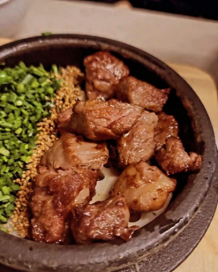 #협찬
⠀
주말에 행궁동에 가게되면 항상 웨이팅이 있는
뜸 행궁2호점에 방문해따
이 곳은 솥밥 전문점!
⠀
메뉴판에 다양한 솥밥들이 준비되어 있고
기본으로 준비되는 찬들도 솥밥과 찰떡궁합인 종류로만 구성되어 있었다👍
⠀
내가 픽한 메뉴는🍴
소 갈비살 솥밥 + 가지 솥밥 + 명태 회무침
⠀
솥밥은 역시나 맛있었고 내사랑 누룽지도
함께 먹을 수 있어서 너무 좋았다는거❤️
⠀
그리고 명태 회무침은 궁금해서 같이 주문해봤는데
안 시켰음 진짜 아쉬울뻔해따
솥밥이랑 너무 잘어울려따👍👍👍
⠀
음식도 깔끔하고 인테리어도 깔끔해서
데이트장소로도 아주 최적인거 같다
⠀
⠀
⠀
매일 11:30~21:00 / B.T 15:00~16:50 / L.O 20:00
경기 수원시 팔달구 신풍로39번길 2 1층
뜸 행궁 2호점
⠀
⠀
⠀
⠀
#뜸행궁2호점 #뜸 #행궁동맛집 #행궁동데이트 #행궁동한식 #행궁동한식맛집 #한식맛집 #수원맛집 #수원한식맛집 #수원행궁맛집 #행궁동가볼만한곳 #수원행궁동데이트 #행궁동술집