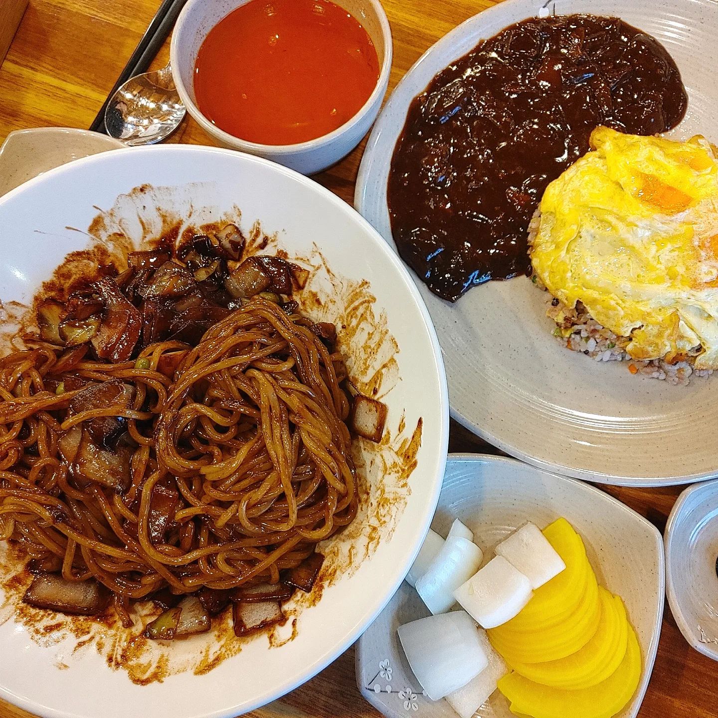 🤨 짜증날땐 짜장면 🙃

내일은 짜파게티 먹어야징 :)
짜장을 넘 좋아하는 먹순이..... 🙈

요즘 짱나는 일 투성이...
그래도 기분을 내봅시다 !!!!!!

#먹보얄라 #짜장면 #볶음밥 #인류애상실