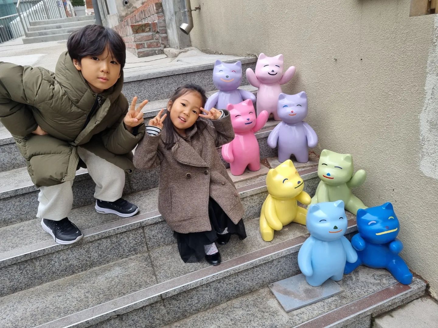 오늘은 #돈의문박물관마을
구석구석 돌아다니면서 사진도 찍고 
맛있는것도 사먹고  너무 재밌었음:)
이제 방학이 며칠 안남아서 아쉬운 마음에 불태우는 중!!
엄만 너네랑 노는게 제일 좋아♡

#돈의문박물관 #돈의문마을 #하하남매 #남매스타스램 #육아소통