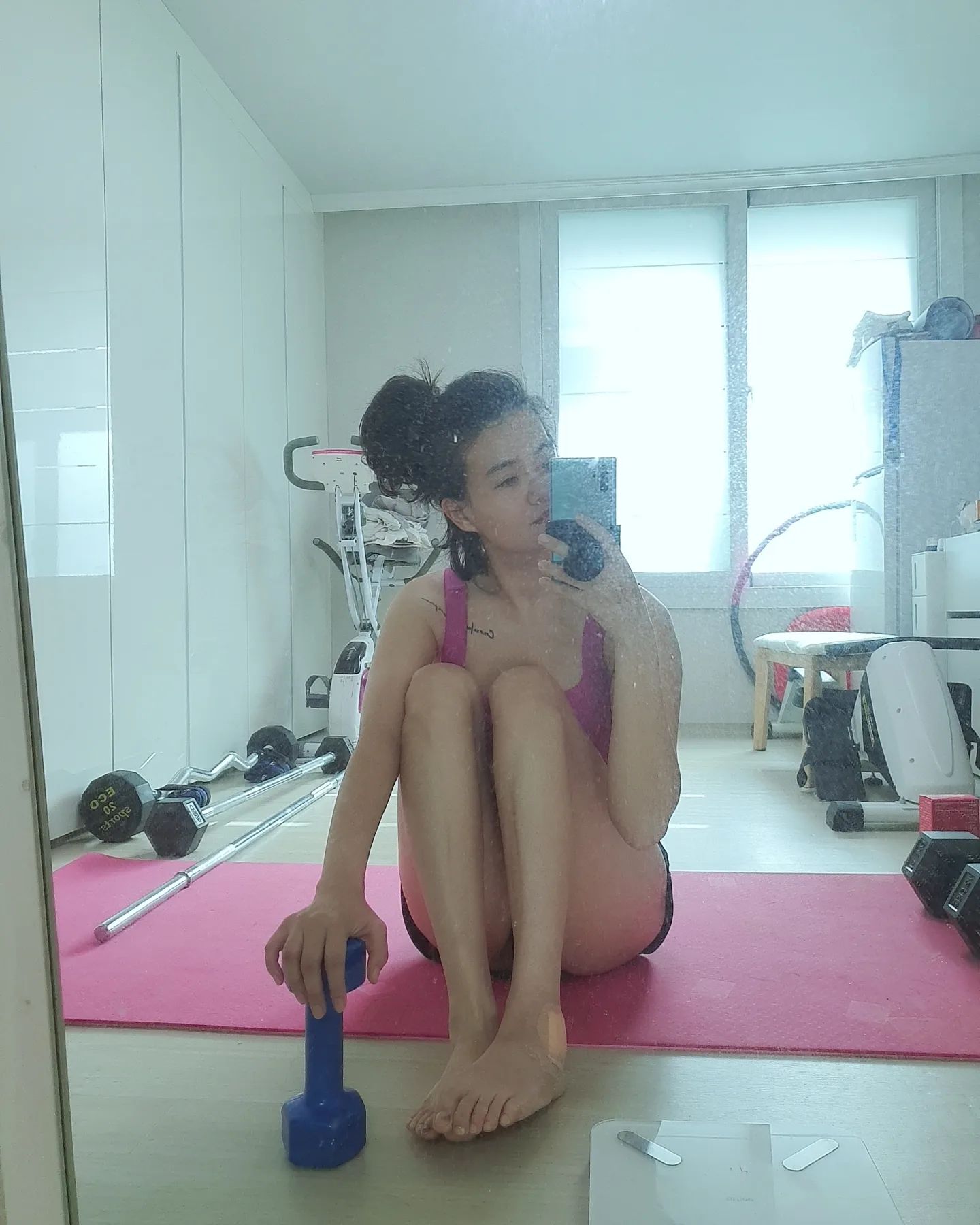 .
✅️23년 12월 7일 운동일지
근력 50분, 유산소 0분
.
슬슬 수술 반대쪽 다리 무릎이 삐걱거립니다😐
이제 목발도 없으니 힘조절을 잘해야하는데
겁먹고 자꾸 수술한 쪽에 힘을 빼버리네요🥲
의느님께서 원래 걷는것처럼 연습도 하라고 하셨는데 
무의식적으로 정신차리고 보면 또 반대다리로 지탱하고 있다능!
발목이 접지르는것처럼 옆으로만 안꺾이게 조심하라고 하셨거든요.
낼부터는 슬슬 양발지탱하는 연습도 많이 해야겠어요!
운동도 꾸준러지만 쾌차도 꾸준히 노력하는 나샊이✌️😆
그나저나 유산소 하고싶다🙈😋
.
#재활 #재활운동 #발목운동 #다이어트 #눈바디 #다시어터 #홈트 #홈트레이닝 #살빼기 #체지방줄이기 #diet #dieta #ejercicios #ejerciciosencasa