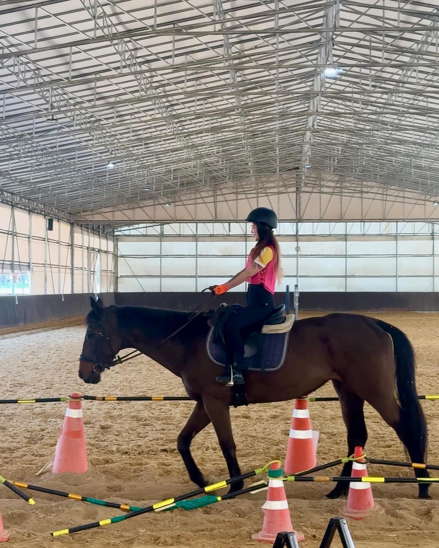 승린이 5회차🐴 #협찬 
.
저번 기승으로 감 잡은거 같았는데 다시 처음으로 돌아간 기분
반바퀴 돌면 통통 튕겨버리거나, 고삐가 당겨져서인지 멈춰버린다̄̈ 🥲  알려주시는데 몸이 말을 안들어효.... 
경속보 언제 감을 찾을 수 있는 걸까..? 
.
.
.
.
#일상#데일리#취미#취미스타그램#경속보연습 #경속보배우기 #승린이#승마스타그램#승마#승마장 #유니콘승마클럽 #취미승마 #애니홀스_승마바지 #바지샀다 #개시#김포#김포승마장#슈무#휴무일상#언제달려보나 #기록스타그램 #기록#좋반