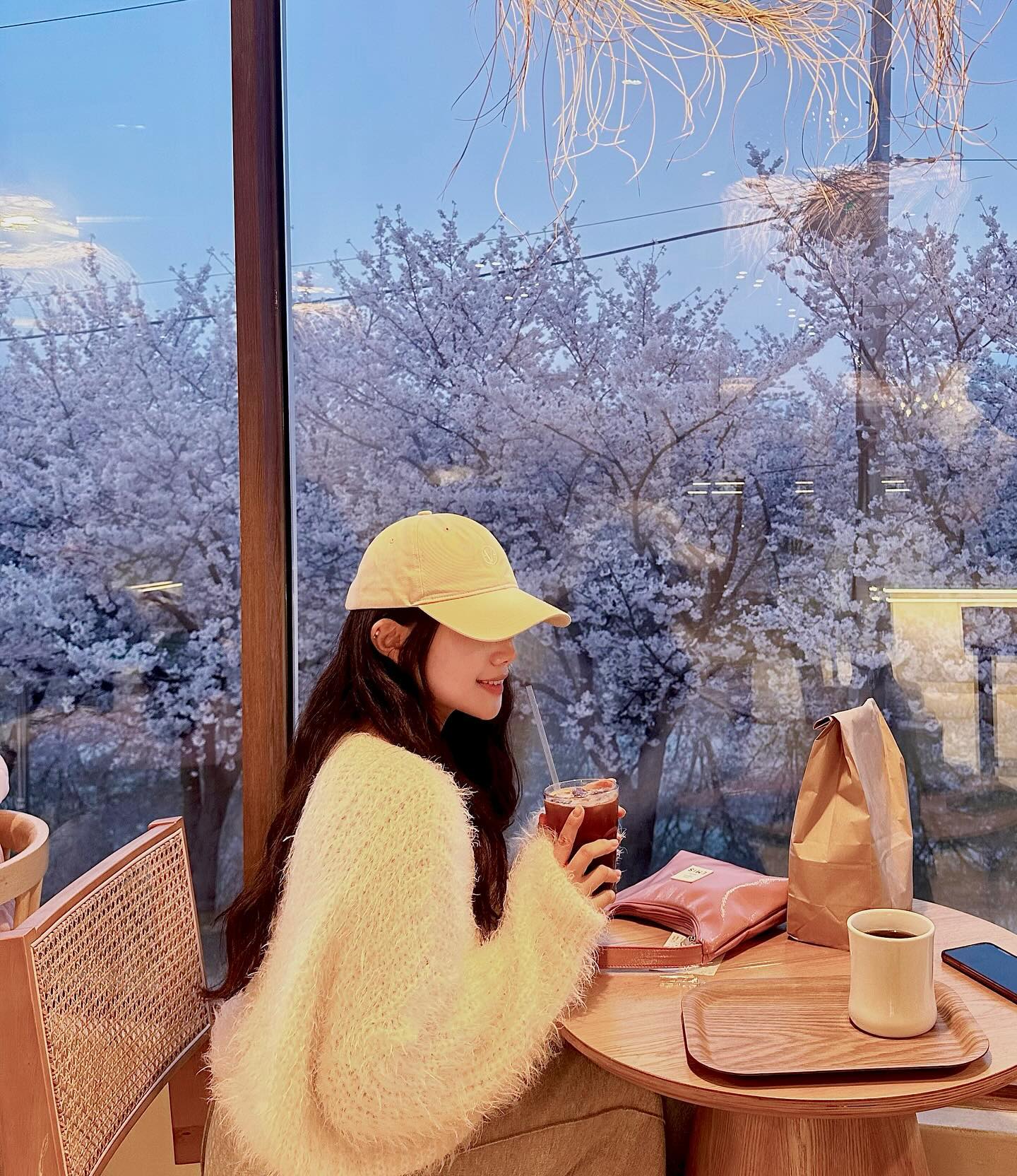 벚꽃뷰 맛집은 여기🫶🏻
📍도나스데이본점 (경기 수원시 권선구 서수원로 174-2)
울사촌오빠가 만드는 도나쓰 먹으러 가주세요 진쨔 비주얼부터 맛까지 체고라규🩷
통창으로보이는 벚꽃이 진짜...대박입니다..ෆ 
바로앞 황구지천도 벚꽃이 만개했으니 카페에서 놀다가 앞에서 산책하면 완벽 코스👍🏻
-
-
-
-
-
-
#화성시벚꽃 #벚꽃명소 #벚꽃카페 #황구지천 #도나스데이 #도나스데이본점 #도나스데이수원 #서울근교카페 #수원카페 #벚꽃뷰 #수원 #koreatravel