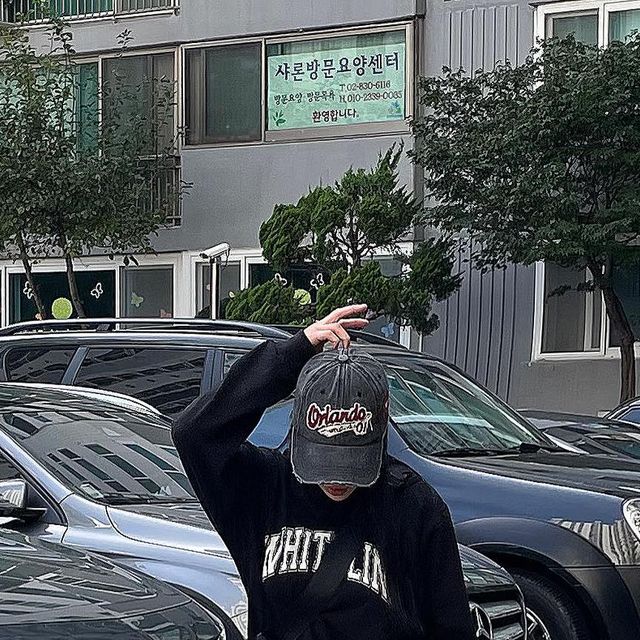 이아뭉 on Instagram: "#광고 드뎌 날씨가 좀 선선해지면서 긴팔의 계절이 돌아왔듬다 여러붕.. 캐주얼하고 깔끔한 맨투맨이 필요했는데 어깨선을 자연스럽게 드롭시킨 세미오버핏으로 밑단 소