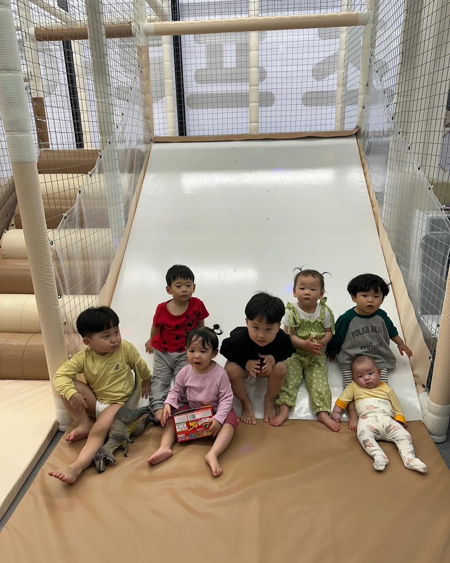 👶🏻+586일🫶

태어나서 처음으로 엄마들이랑 키즈카페 대관해서 놀기👍
역시 공동육아는 사랑인것🥺
21년생 쌍둥이 2명, 22년생 4명, 24년생 2명해서
아기들 8명+엄마들 6명🤍
엄마들이 애기들 간식, 주스도 가져오셔서 숨돌릴틈도 있고
다 같이 음식 먹고 커피랑 디저트 까지 먹으니까 너무 행복함ㅎㅎ
서윤이는 처음엔 혼자 놀았는데 시간 지나니까 친구들한테 가서
안아주고 졸졸 따라댕김🤣🤣
우리 자주자주 만나요~!! 다음주엔 애기들 어린이집 보내고
엄마들이랑 브런치 먹기로 했다!!! 너무 기대기대🤍

#윤서유니#키즈카페대관해서놀기❤️#공동육아는사랑입니다❤️#나주엄마들#사랑해요❤️