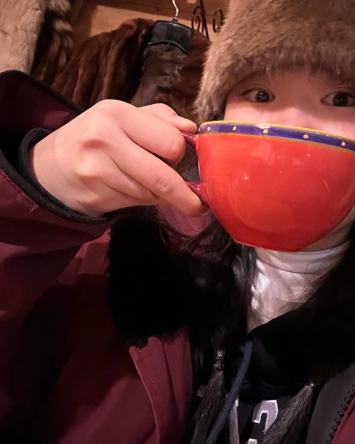 𝙔𝙀𝙇𝙇𝙊𝙒𝙆𝙉𝙄𝙁𝙀,
다희의 사랑 가득 핫초코
너무 탐나던 할머니 털모자
아늑한 오두막과 불멍…🔥
