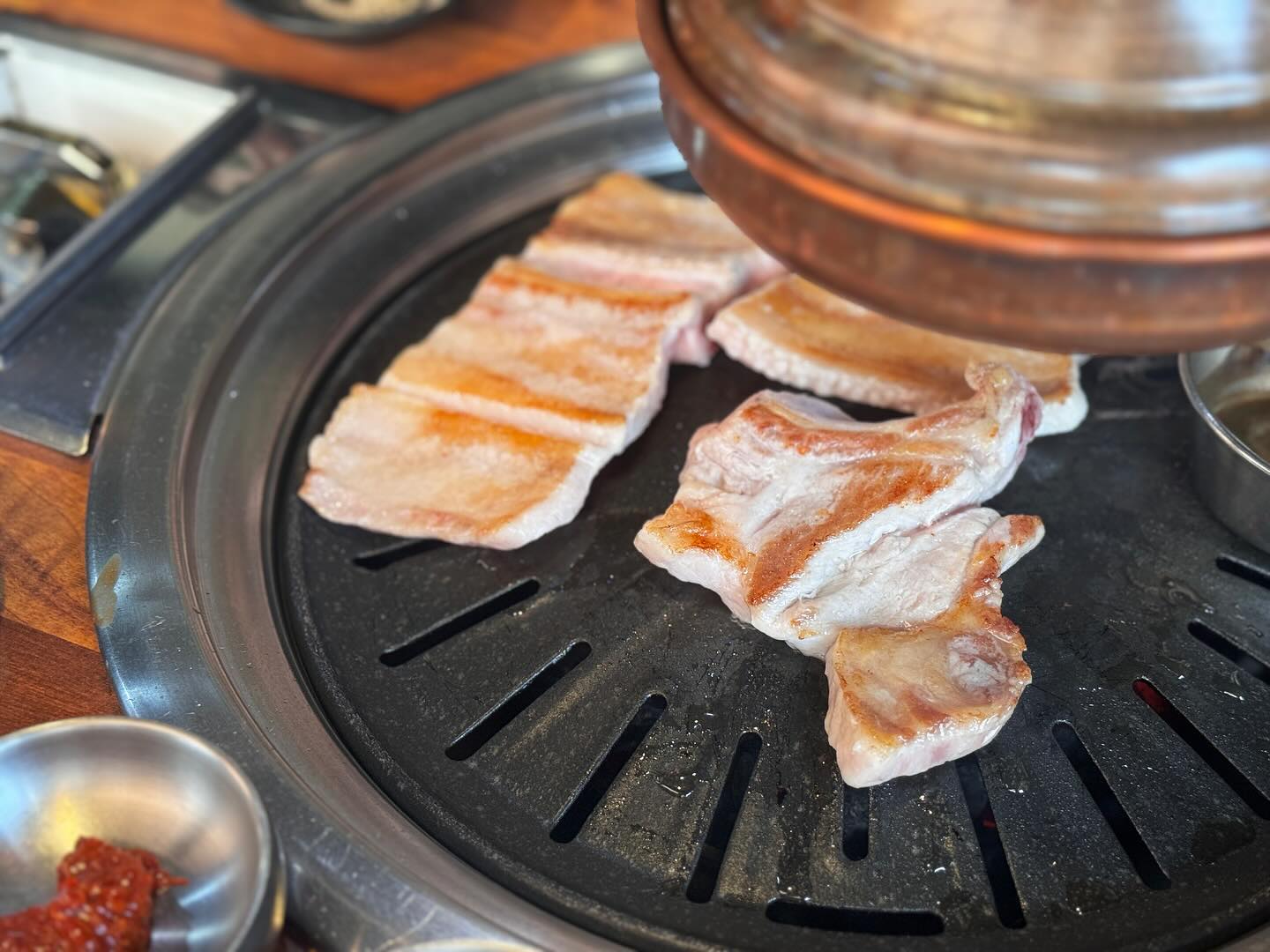 처음 먹어본 #생갈비 너무 맛있어서 강남 말고 집 근처에는 없나 찾아보다 지인이 인생 맛집이라고 #옥화식당 알랴쥼.
크~ 진짜 맛있은.
웬만한 #삼겹살맛집 이랑 비교 불가.
그냥 맛있음. 하디만 기름이 많아서 느끼한 거 못 먹는 사람에게는 비추.
#담백고소한맛 좋아하면 강추!!