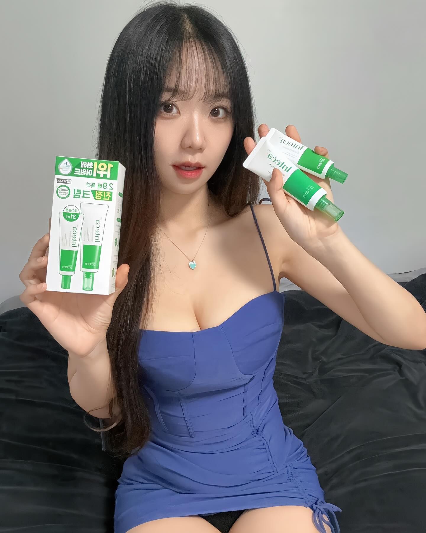 #협찬 

몇일전 갑자기 
피부가 확뒤집어져서
모자랑 마스크로 꽁꽁 숨기고 다녔는데

몇일동안 자기전에 
인데카 수딩크림 바르고 자니까
확 가라앉았다 ..💙

알고보니 인데카 성분이
피부를 진정시켜준다고 함 !!

하나도 안끈적거려서
자기전에 트러블위에 듬뿍바르고 잠 🖤

이제 트러블나면 무조건 얘 바를거 ..💕

#메이크프렘 #인테카수딩크림 #올리브영진정크림 #올리브영 #진정크림 #시카크림 #수딩크림 #수분크림