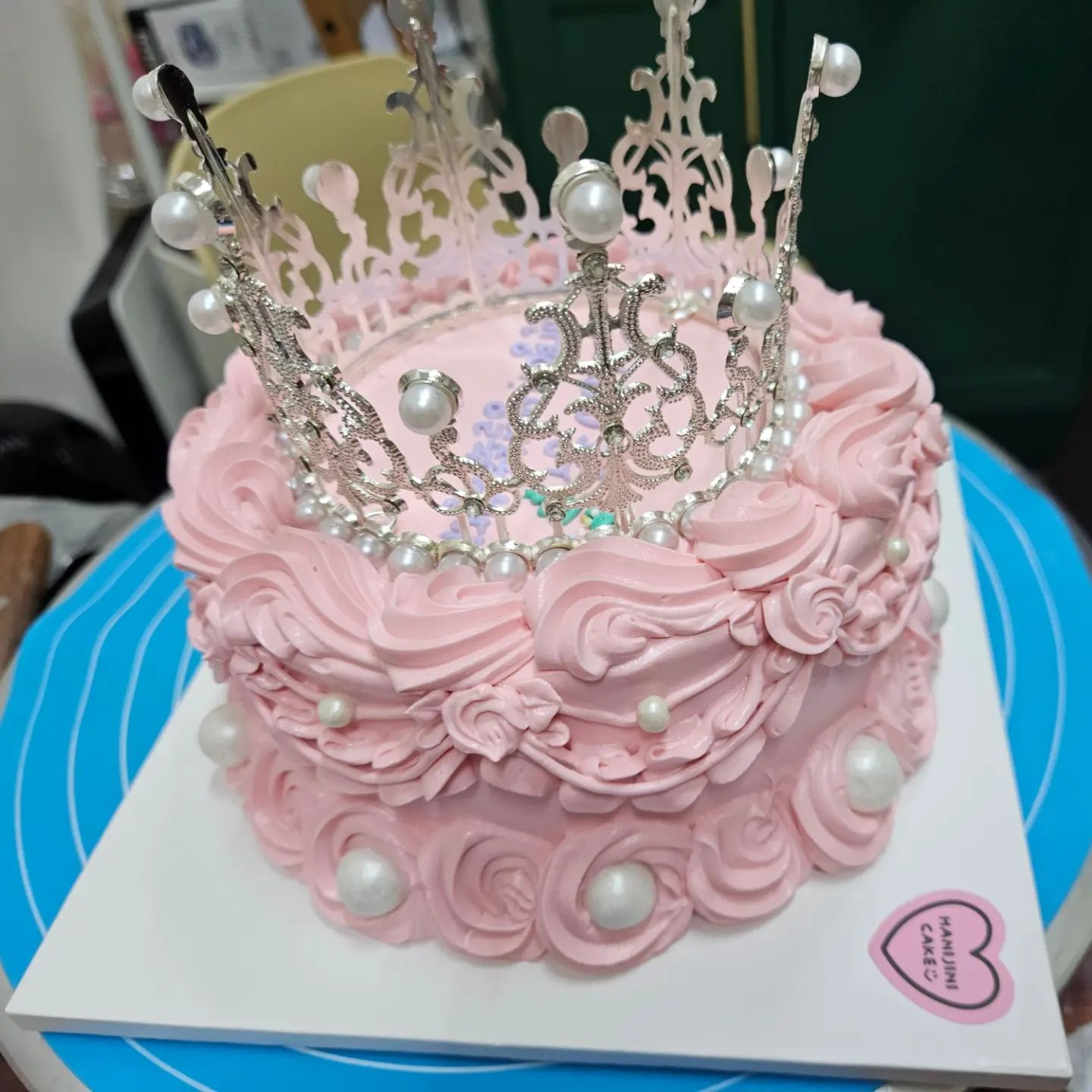 특별한 케이크 🎂 
공주님케이크♡왕관케이크♡

색상변경 가능해요♡

예약.문의 디엠주세요^^

#수제케이크#케이크#레터링케이크 #맛집 #빵#좋아요#일상#팔로우 #맞팔 #데일리 #셀카 #셀피 #mz세대#먹팔맞팔#오늘뭐먹지 #맛있다#서울맛집#경기맛집#호평동맛집#호평동#맛집추천#맛집투어#디저트맛집#디저트#먹팔해요#먹방#맛
#특별한#특별한날#데이트
