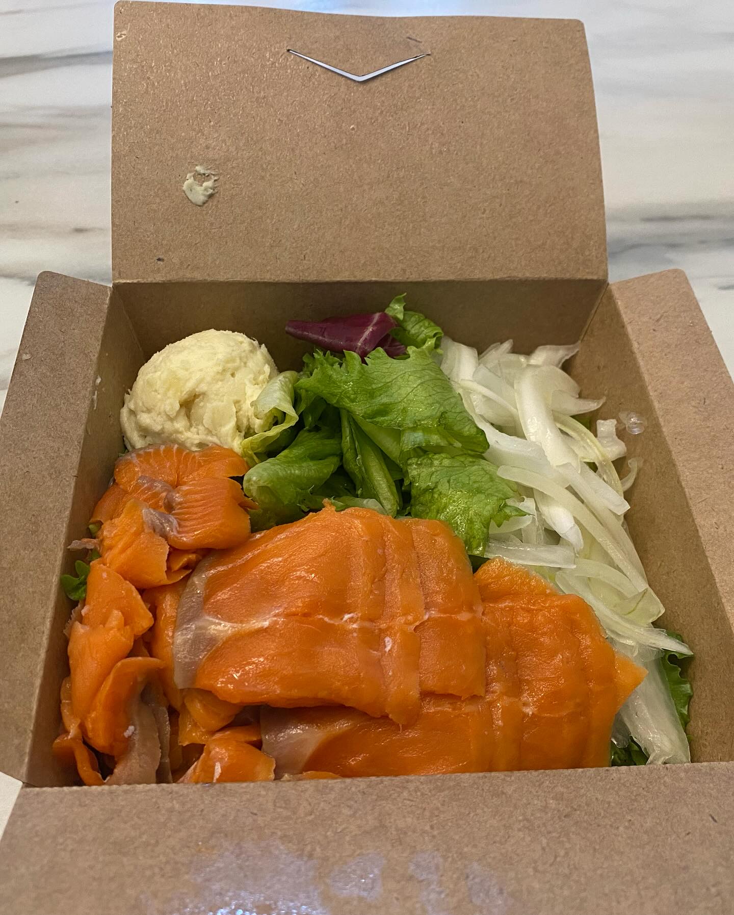 연어샐러드를 점심으로 먹으려고요.

#연어샐러드#배달#점심