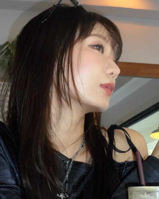 C R Y $ T A L on Instagram: "이제 디카로 셀카 사진찍기도 가능🥹🥹 친구들한텐 알음알음 얘기해두긴 했는데요, 팔자주름과 윤곽의 비포&애프터가 너무 신기해서 사진만 살짝 공유할게요😆 첫