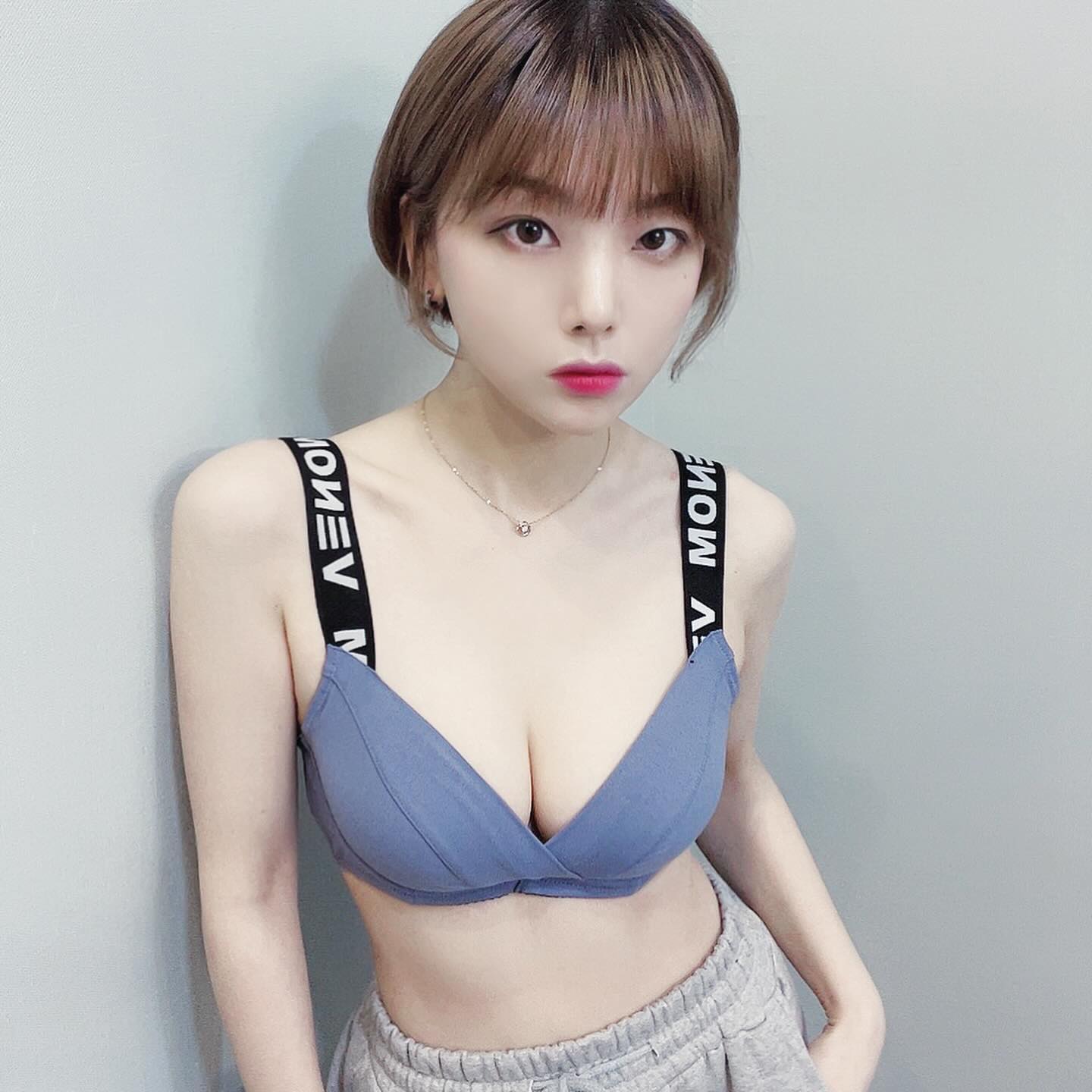 #협찬 

늘 #내돈내산 해왔던 #에메필
협찬으로 받으니 새롭네요!!🥰

 다양한 사이즈에 옷맵시까지 
예쁘게 떨어져서 
한 번 입으면 계속 찾게되는 
#에메필속옷 이랍니다 

#베놈와키다카브라 는
스포티한 느낌의 디자인이고 
끈이 예쁘게 떨어져서 
#바디프로필 촬영할때도 좋아요!!

실루엣이 예쁘게 떨어져서
#데일리룩 
어디에 받쳐입어도 예뻐~ 

#에메필초모리 는 
디자인도 색상도 다양해서 
구경하는 맛이 있어요 ㅎㅎ 
 
 연말이라 한창 세일중이니 
들어가서 쇼핑 즐겨봐용❤️

aimerfeel_kr_official 

#65e #헬스 #데일리 #브라 #운동 #속옷 #속옷추천 #에메필속옷추천 #오오티디 #데일리속옷