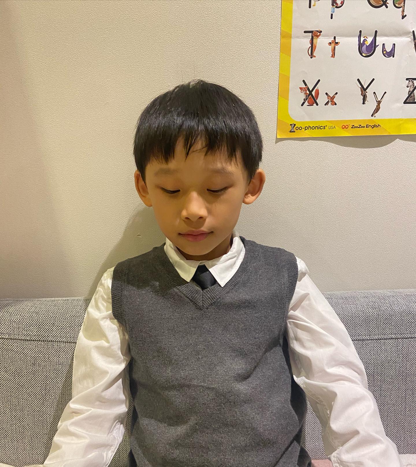 .

👦🏻 #졸업이코앞🎓 

졸업 사진 찍는다고 
셔츠에 넥타이까지 메고 등원한 아들.
옷매무새 메만지고 활짝 웃으면서 잘 찍었을지 궁금하네요
신나게 뛰어놀다가 
셔츠 한쪽은 삐죽 튀어 나왔을거 같은데 말이죠😄

찬바람이 불어 그런지 졸업 입학 시즌이 다가와서 그런지 
괜시리 스산한 마음으로 보낸 11월.

서울시 교육청에서 해주시는 전환기 부모 교육을 
매일 듣느라 한달이 금새 지나간 거 같기도 해요.

마음을 비우고 지원했지만 내심 되지 않을까? 
기대하게 되던 사대부초 발표도 중간에 있었고 
30:1 경쟁률 보면서 되는게 이상하다 싶었지만 
또 막상 안되니까 아쉬움이 커서 
스산함 +1 되었던거 같기도 해요😂

담임 선생님이랑 졸업 얘기 나누면서 벌써부터 
눈시울이 붉어 지기도 하고 
간간히 아들도 유치원 졸업하기 싫다고 얘기하지만 
아쉬운 마음 반 새로운 출발에 대한 기대감 반 잘 유지하면서 
다가 올 12월 잘 보내봐야 겠어요

근데 정말 2023년은 너무 순삭 지나간거 같아요😳
#이러다금방할머니되겠네 

이제 슬슬 겨울방학 스케쥴짜기 시작 해야겠어요🎄
#12월신나게놀아보자😘 

.

#11월의끝 #한달동안수업듣느라 #고생한나 #이제좀쉬자😆
#유치원졸업사진찍는날 #평일그램 #등원룩 
#76개월시작 #7살아들 #만6세 #아들육아 
#학부모교육 #육아교육 #전환기부모교육 
#온라인수업 #겨울방학준비 #방학스케줄짜기시작