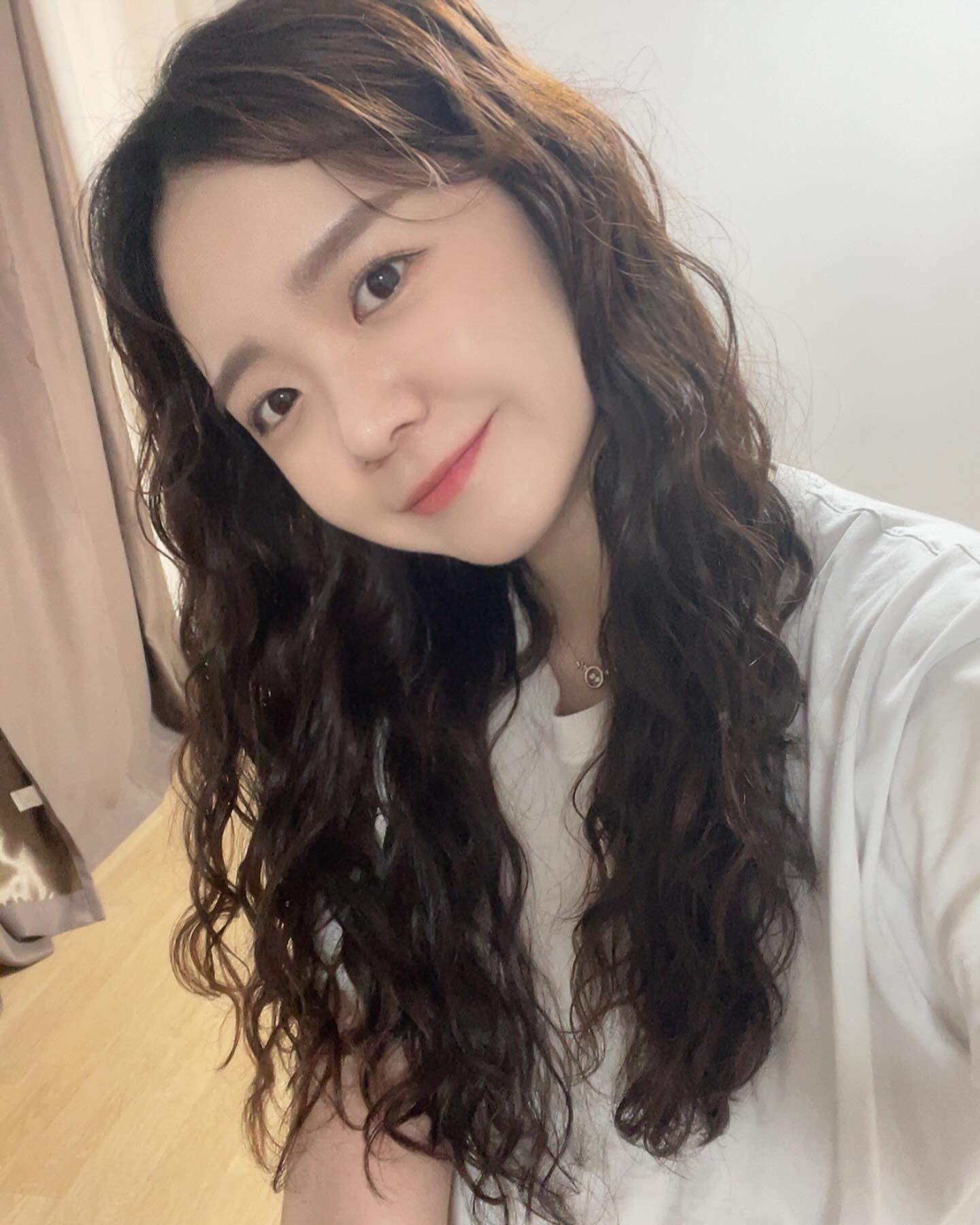 돼지예은 히피에 잠들다🙏🏻
오빠 찬쓰로 간만에 머리 뽂았구용
후기는 블로그에 올려써여 아마 내일 올라갈듯~?^*^

머리해줘서 꼬마워 오빠 체고체고🫶🏻♥️
.
.
 #인스타그램 #일상 #데일리 #셀카 #셀피
#instagram #instamood #instagood #instadaily
#daily #selfie #f4f #dailylook #instalike #insta #ootd #2024
#히피펌 #계산동미용실