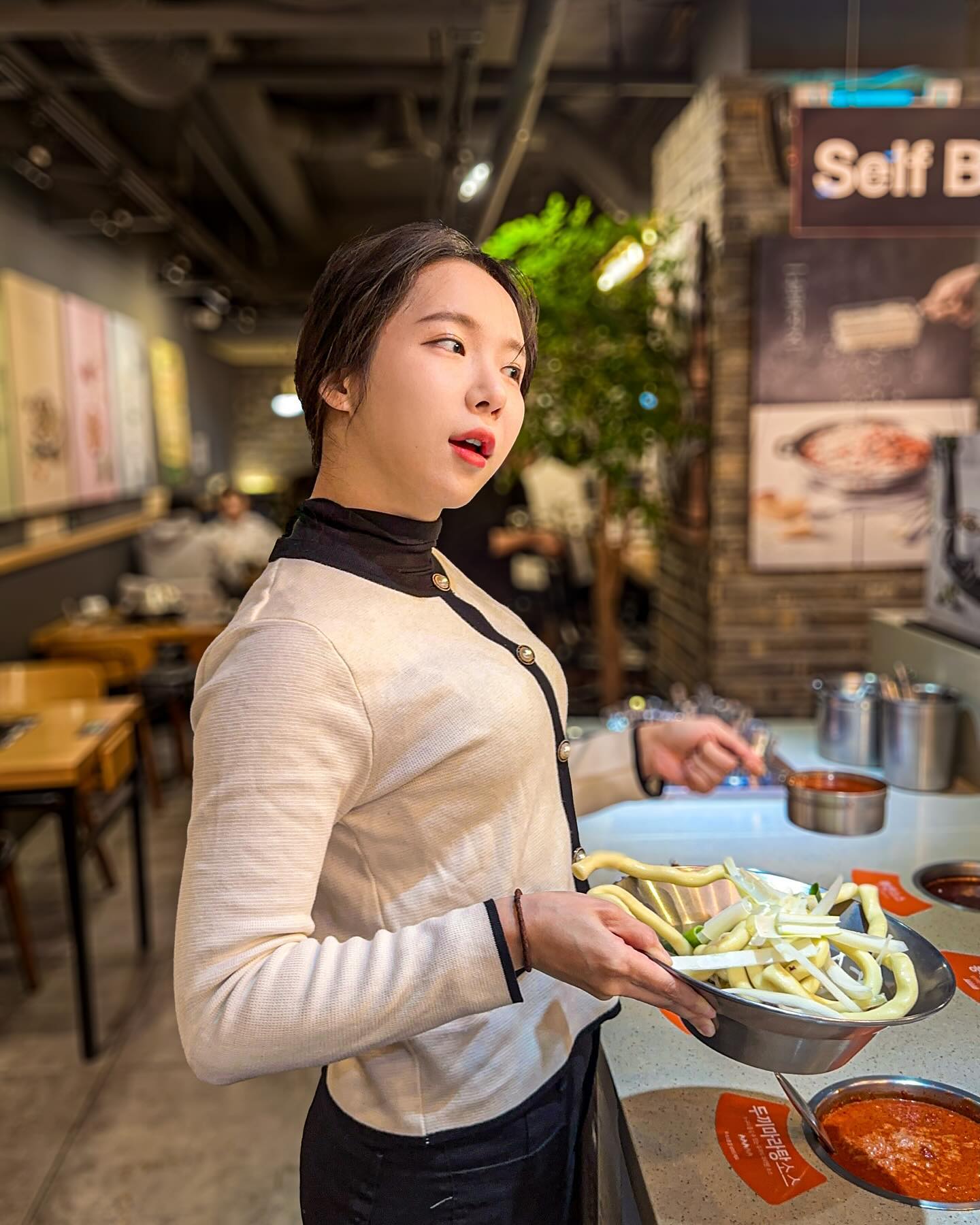 #협찬

두끼?? 말고 세끼도 가능;;;
윈터 셀렉션으로 새롭게 돌아온 두끼에서 코 박고 먹었숴요

[[두끼 고덕역점]]
📍영업시간 : 매일 11-22 
(라스트오더 20시반, 셀프바 마감 21시반)
📍주소 : 서울 강동구 동남로75길 13-25
📍매장 전화번호 : 02-427-2771
📍단체 이용, 주차, 포장, 남/녀 화장실 보유
📍인당 가격 : 성인 10,900원, 학생 9,900원, 소인 5,900원

윈터셀렉션 메뉴들로 엄청나게 업그레이드가 되어있더라구요
제가 또 면은 엄청 좋아하는데 떡볶이뿐만 아니라 면이랑 다양한 간식들까지 있어서 눈돌아가고 왔습니다..
들어가자마자 어마어마한 셀프바의 규모에 압도당해버렸는데요
이번에 붕타츄라고 해서 간식들도 윈터셀렉션으로 새로 추가됐나 보더라구요
여기서 붕타츄란..? 붕어빵, 타코야끼, 츄러스입니다
어떻게 이렇게 맛있는것만 모아뒀죠? ㅋㅋㅋㅋ

겨울이라 그런지 오뎅바도 준비되어있더라구요
써있는 걸 보니 앞쪽 어묵이 익은 어묵이라고 해서 앞쪽에 있는 아이들 위주로 좀 데려왔습니다 ㅋㅋㅋ
돈코츠라멘 + 튀김 + 오뎅 조합
이 조합이면 한겨울에도 살아남을 수 있을것 같습니다 흐흐..

2차로는 떡볶이를 만들어먹었습니다
남은 돈코츠 라멘 국물은 직원분한테 말했더니 비워주셨어요
새로운 냄비에 새롭게 재료를 담아서 끓일수 있으니까 혹시 다른 레시피를 즐기고싶다면 직원분께 말해보셔요
다양한 소스를 보고 멘붕이 오셨다면 위쪽에 소스 황금 레시피가 있으니까 참고하시면 됩니다

사이드메뉴도 저렴하길래 시켜봤는데... 꿔바로우 때깔 미쳤죵?
꿔바로우가 을매나 고급음식인데 여기서는 2500원에 판매하더라구요?
두끼 갓성비인건 알았지만 가격 보고 진짜 놀랐네용 ㅋㅋㅋㅋ

윈터셀렉션으로 돌아온 두끼에서 겨울 한정 메뉴들 제대로 조지고 왔네요
방문하시는 분들은 저렴한 사이드메뉴와 오뎅바, 붕타츄 간식 타임, 새로운 겨울 레시피까지 모조리 다 놓치지말고 즐기고 오셔요 ⸜(｡˃ ᵕ ˂ )⸝

저의 다양한 일상이 더 궁금하시다면 좋아요,
맛집이나 핫플의 실제 후기가 알고 싶다면 맞팔,
지인들과 공유하고 다시 보고 싶다면 저장 꾸욱- 🫣

yuniq.daily
yuniq.daily
yuniq.daily
yuniq.daily

#협찬 #두끼 #두끼신상DIY라면 #두끼윈터간식 #두끼라면 #두끼라멘 #두끼윈터셀렉션 #겨울간식 #윈터간식 #두끼떡볶이 #겨울음식 #붕어빵 #붕어빵맛집 #타코야끼 #츄러스 #츄러스맛집 #라멘맛집 #라멘스타그램 #두끼레시피 #꿔바로우 #꿔바로우맛집