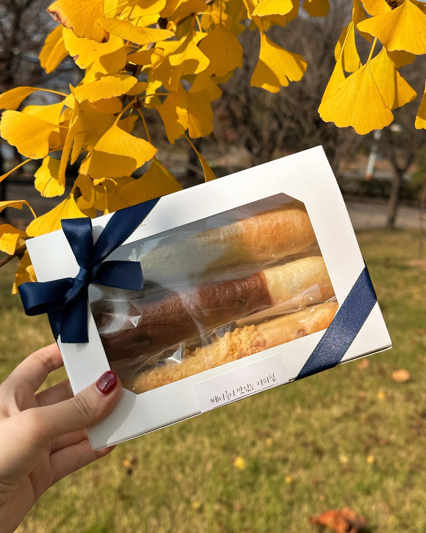 #제품제공 #베이글이맛있는커피집
브런치로 먹기 좋은 베이글이 맛있는 커피집 다녀왔어요!
#베맛커 에서는 빼빼로데이에 먹기 좋은 빼빼로베이글을 판매하고 있어요.
빼빼로 베이글은 당일 섭취할 경우 실온보관이 가능하고 냉동 보관 할 경우 두고두고 먹을 수 있어요.
꿀팁은 냉동보관 해두었다가 에어프라이기에 구워서 먹으면 바삭바삭 훨씬 맛있어요!
쫄깃한 맛이 좋으시다면 전자레인지로!
빼빼로데이에 특별한 빼빼로베이글을 구미 베이글이 맛있는 커피집에서 만나보아요!

#구미베이글 #베이글맛집 #빼빼로베이글 #베이글빼빼로 #빼빼로데이 #구미빼빼로 #구미빼빼로데이 #구미맛집 #구미베이글맛집 #구미브런치 #구미샌드위치 #구미포장맛집 #구미배달 #구미카페 #구미브런치카페 #인동맛집 #구평맛집