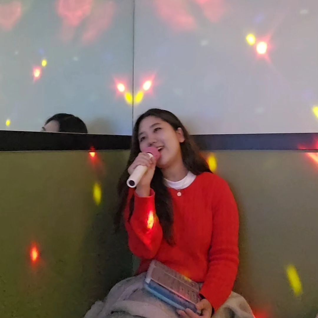 음 게시물 글 뭐라고 쓸까... ?
고민하다가 '나 치고 쫌 잘함🫡🖤🎤'
이라고 올리기로~~~ 내 노래 1분 미리듣기~~!
그런데 영상 왜 확대되어 올라가는 것~?🤔