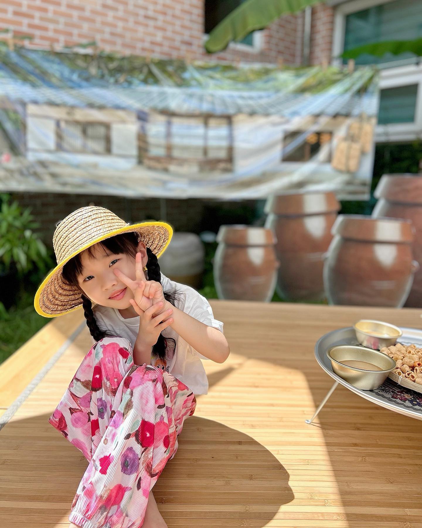 #예나그램

지난 주 금욜
예나가 기다리고 기다리던 <촌캉스>행사
수박바운스부터 촌캉스놀이,오이팩,마술쇼관람까지
저녁 8시까지 유치원에서 알찬 시간 보낸 예나는 
집에 오자마자 일기쓰기로 마무리했답니당‼️

#유치원행사 #촌캉스DAY
